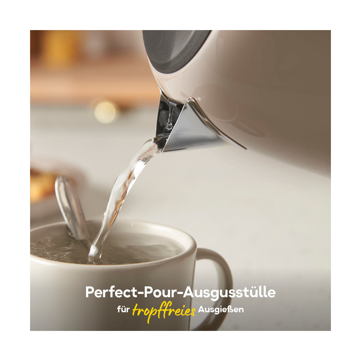 Ein Wasserkocher gießt Wasser in eine Tasse mit einem Löffel. Der Text auf der Tasse lautet Perfect-Pour-Ausgusstülle für tropffreies Ausgießen.