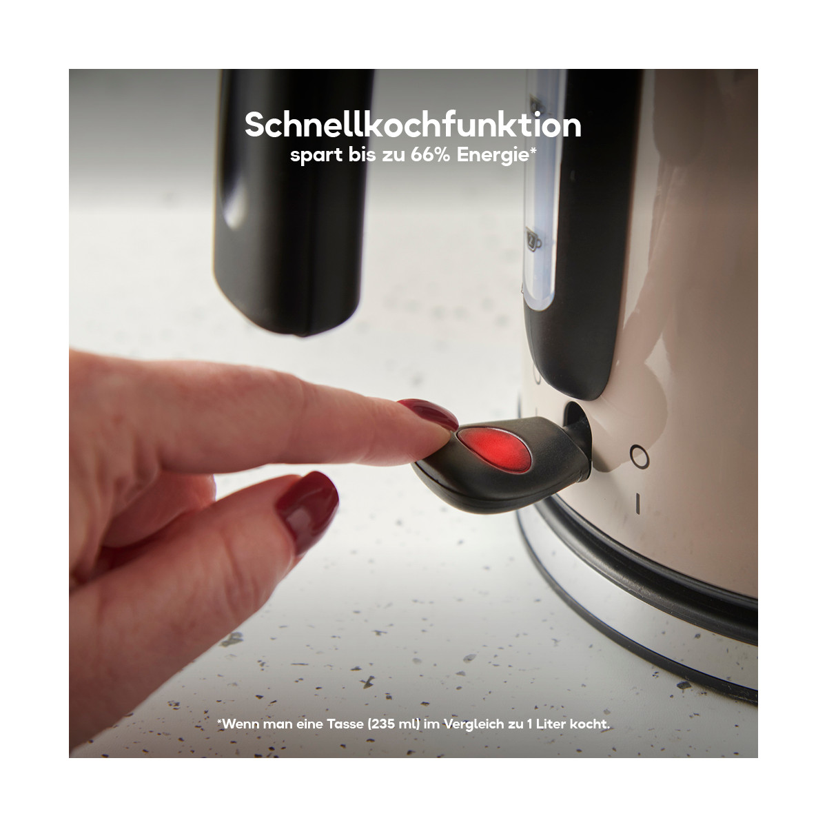 Eine Hand drückt einen rot beleuchteten Knopf an einem beigefarbenen Wasserkocher. Text oben: 'Schnellkochfunktion spart bis zu 66% Energie'.