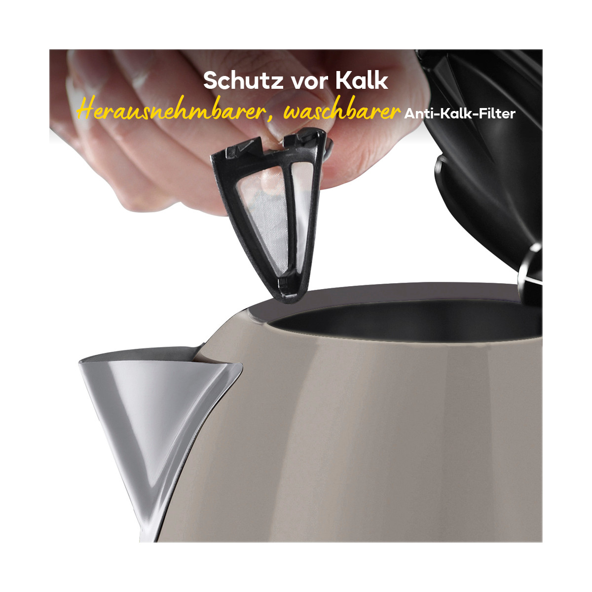 Eine Hand legt einen schwarzen Anti-Kalk-Filter in einen Wasserkocher. Text: 'Schutz vor Kalk'.