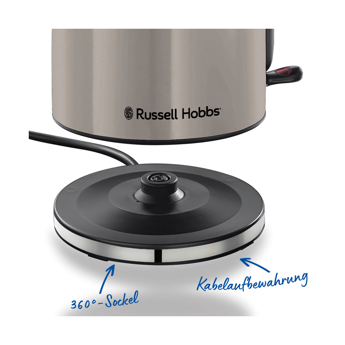 Ein Wasserkocher von Russell Hobbs mit seiner Basis. Die Basis ist schwarz mit silberner Verkleidung und Etiketten. Der Wasserkocher ist silber.