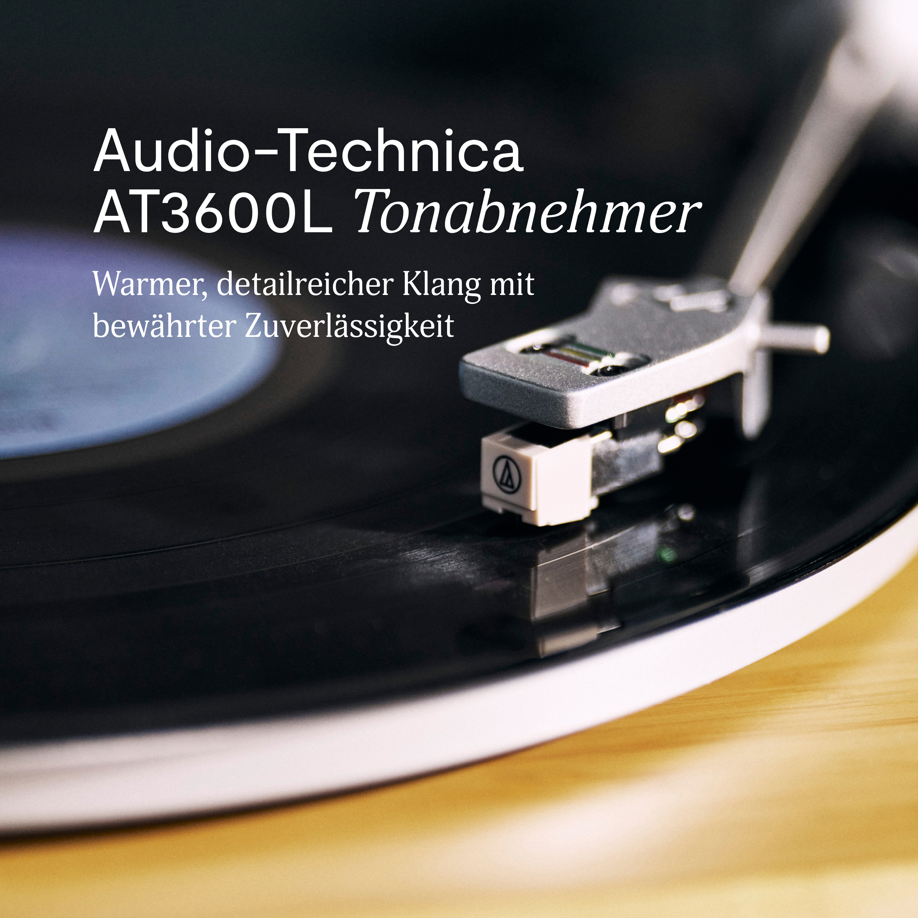 Nahaufnahme einer Plattenspielernadel auf einer schwarzen Vinylplatte. Text: Audio-Technica AT3600L Tonabnehmer.