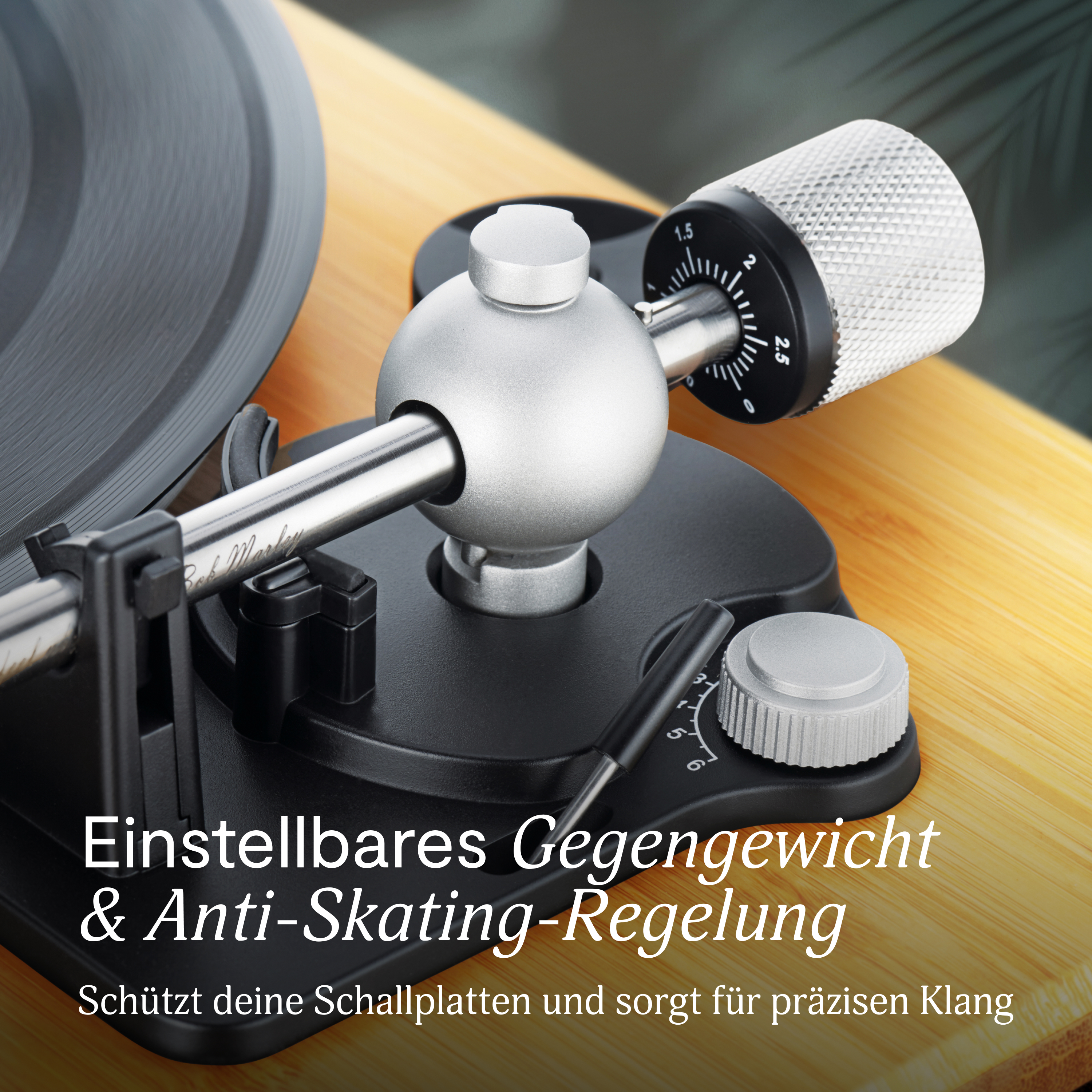 Nahaufnahme eines Plattenspielers mit einstellbarem Gegengewicht und Anti-Skating. Eine Schallplatte liegt auf dem Plattenspieler.