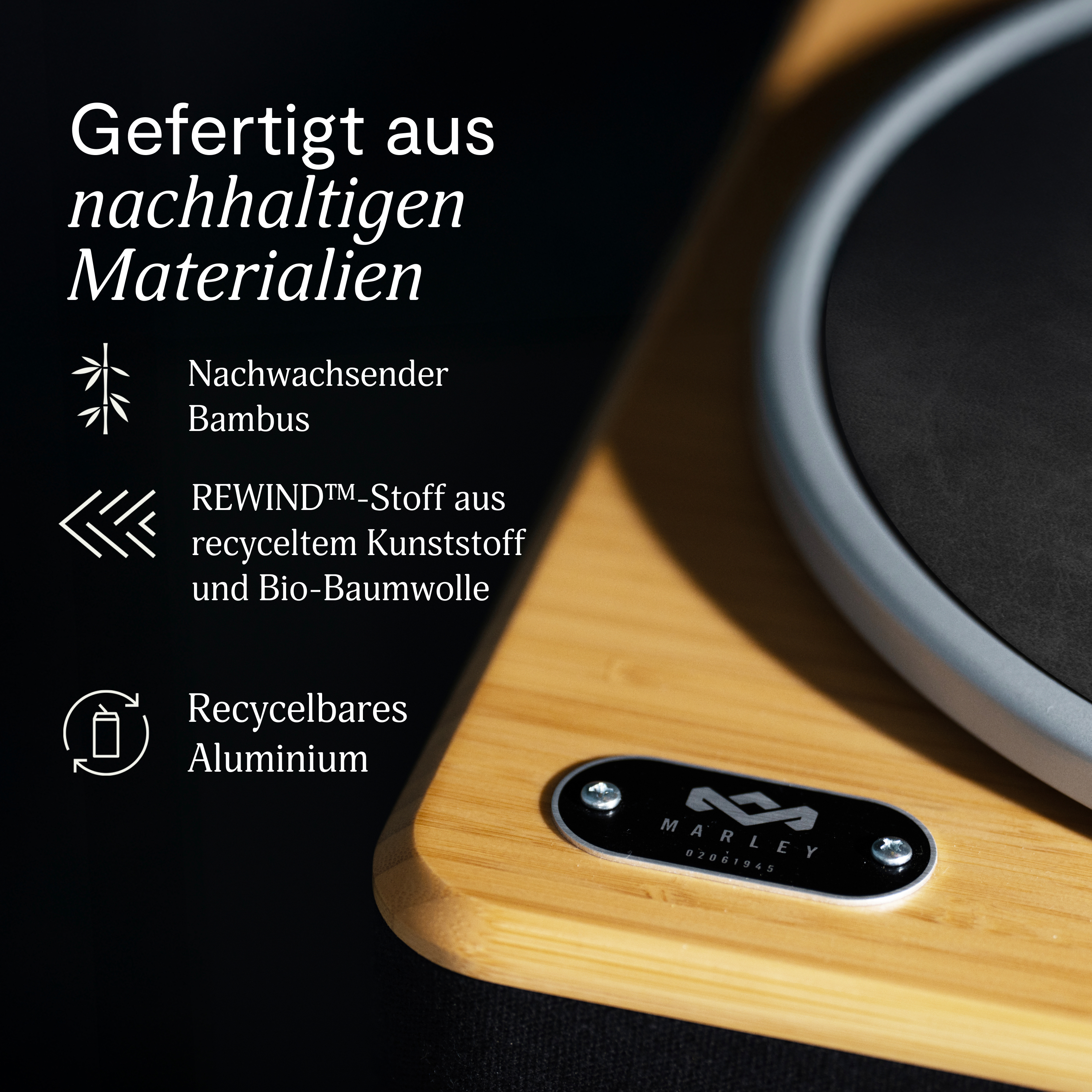 Nahaufnahme eines Holzsockels mit Text und einem schwarzen Plattenspieler.