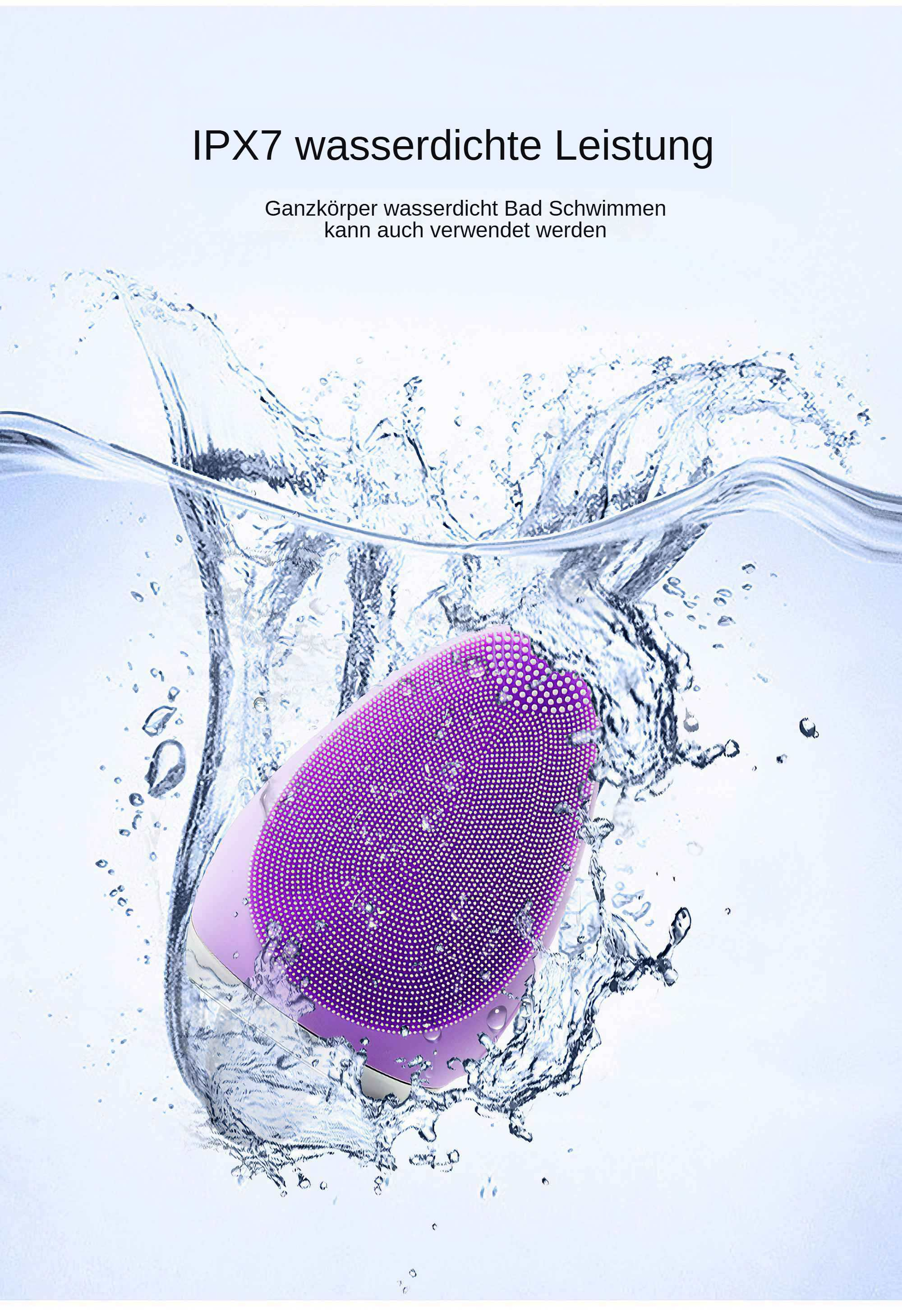 Eine lila Gesichtsbürste, die in Wasser getaucht ist, mit spritzendem Wasser. Der Hintergrund ist weiß.