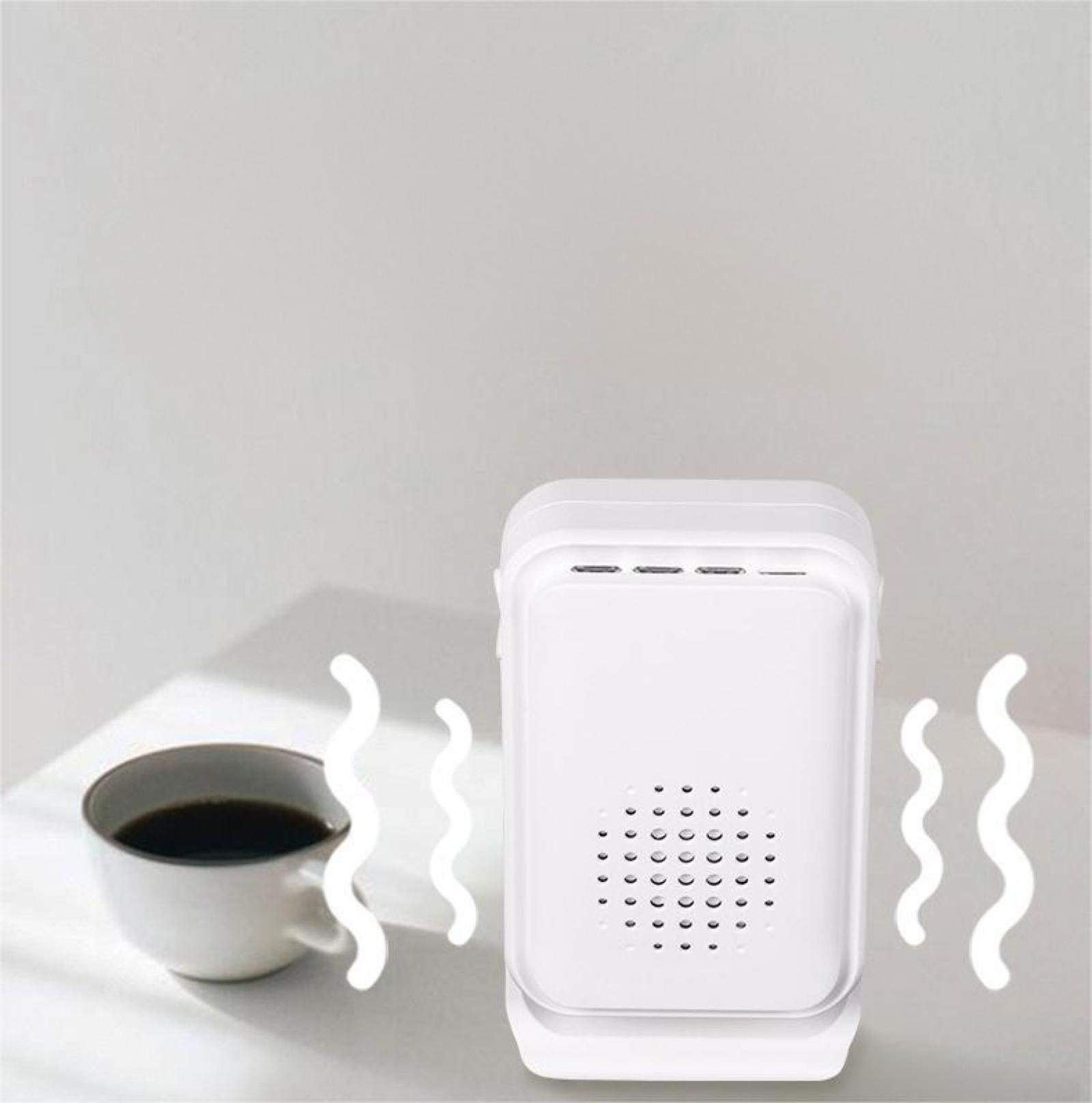 Weißer Luftreiniger und Kaffeetasse auf weißer Oberfläche. Dampfartige Formen befinden sich in der Nähe.
