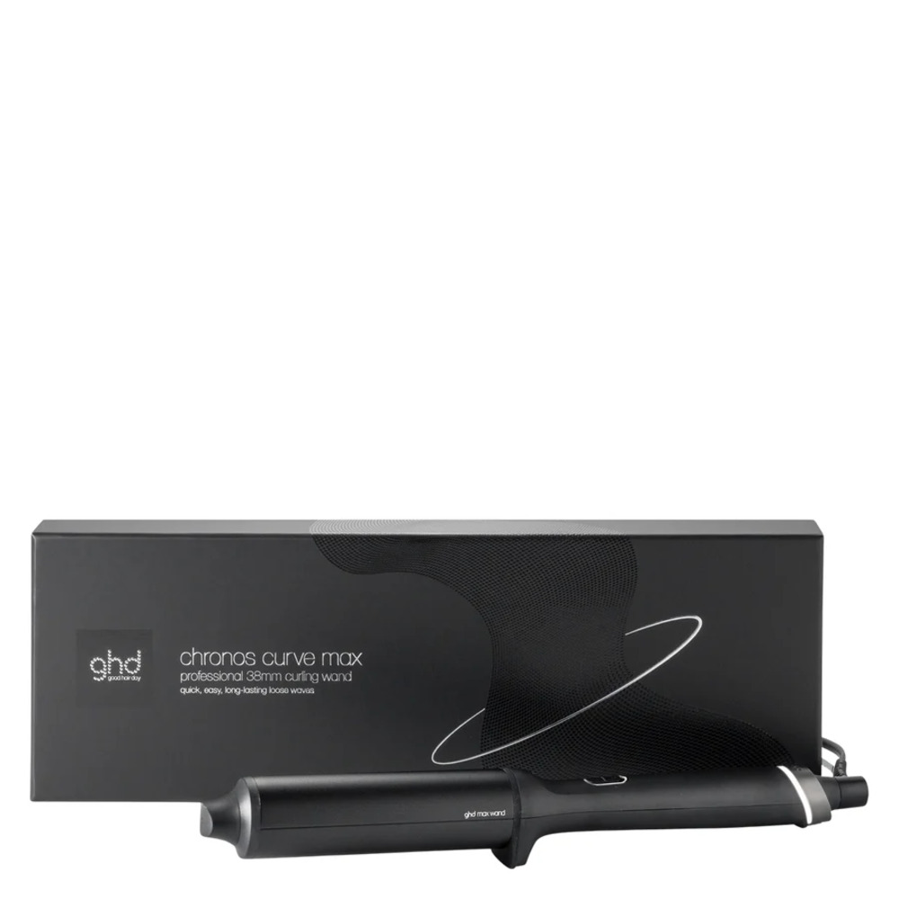 Auf einer weißen Oberfläche befinden sich ein schwarzer ghd Chronos Curve Max Lockenstab und seine Schachtel. Die Schachtel hat Text und ein Bild des Lockenstabes.