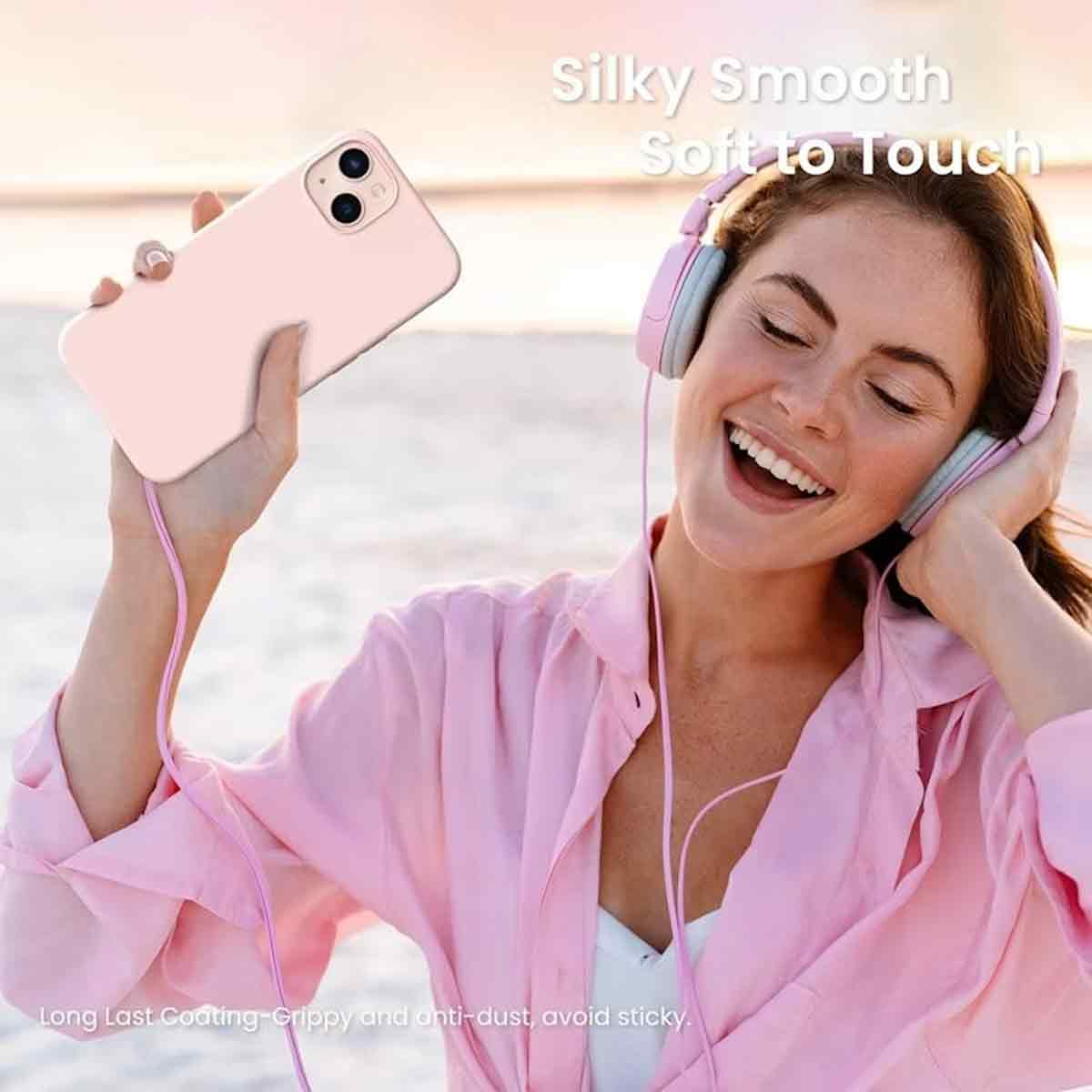 Eine lächelnde Frau mit Kopfhörern hält eine rosa Handyhülle. Sie trägt ein rosa Hemd. Der Text lautet Silky Smooth und Soft to Touch.