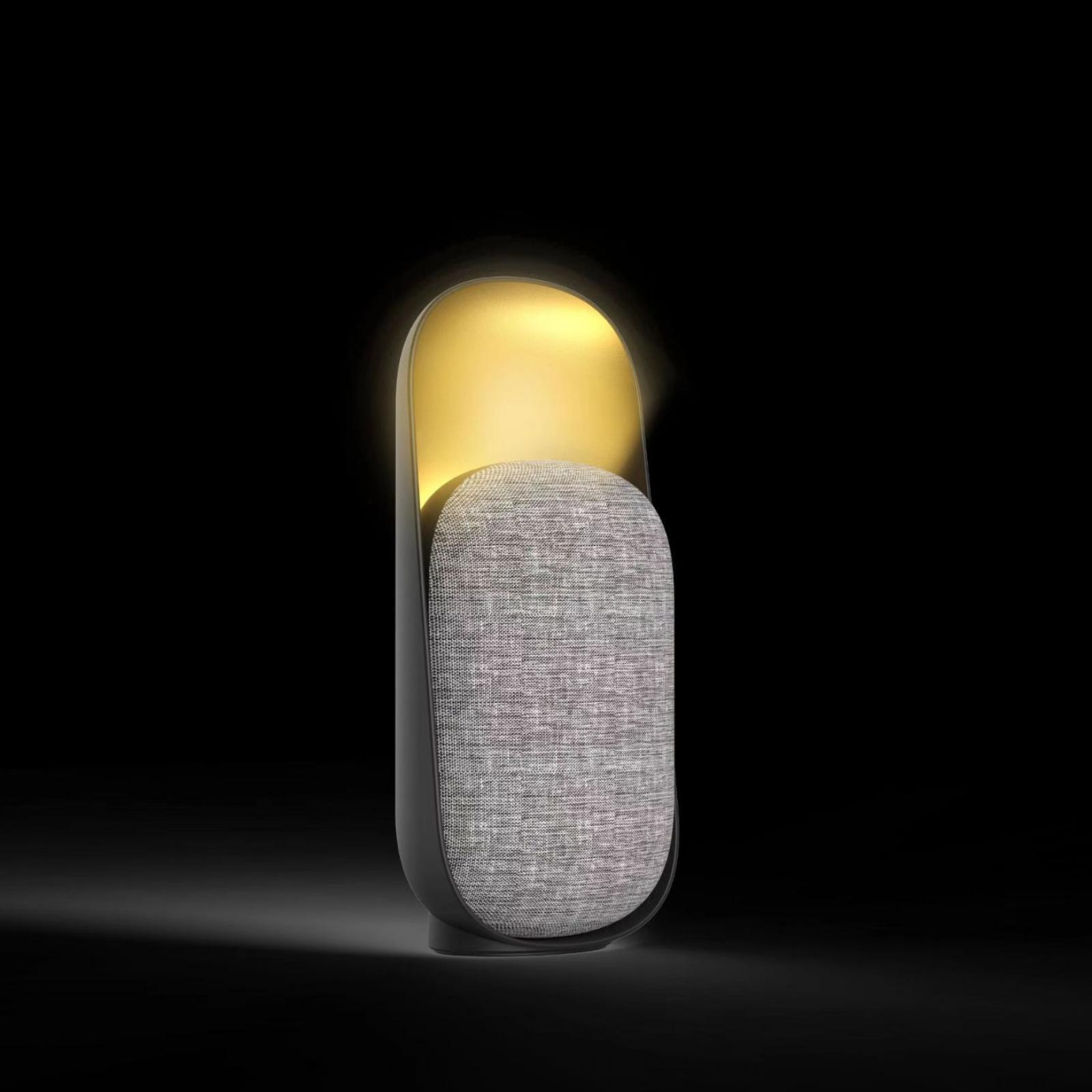 Eine moderne Lampe mit stoffbezogenem Korpus und goldfarbener Lichtquelle vor schwarzem Hintergrund.