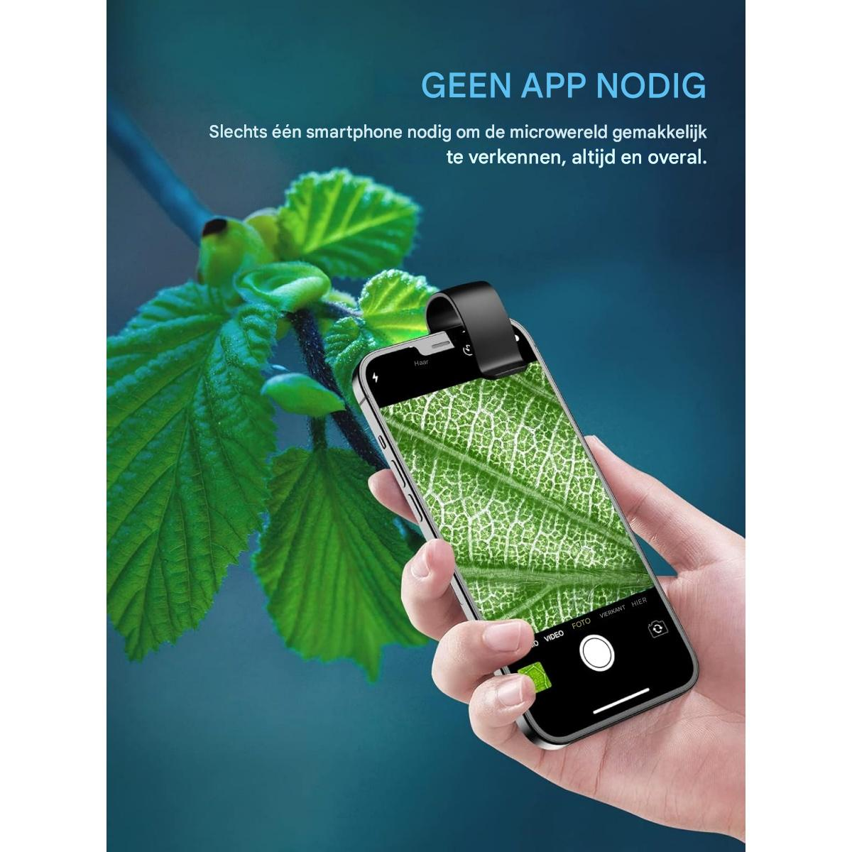 Eine Hand hält ein Smartphone mit einem vergrößerten Blatt auf dem Bildschirm. Eine Clip-On-Linse ist angebracht. Grüne Blätter im Hintergrund.