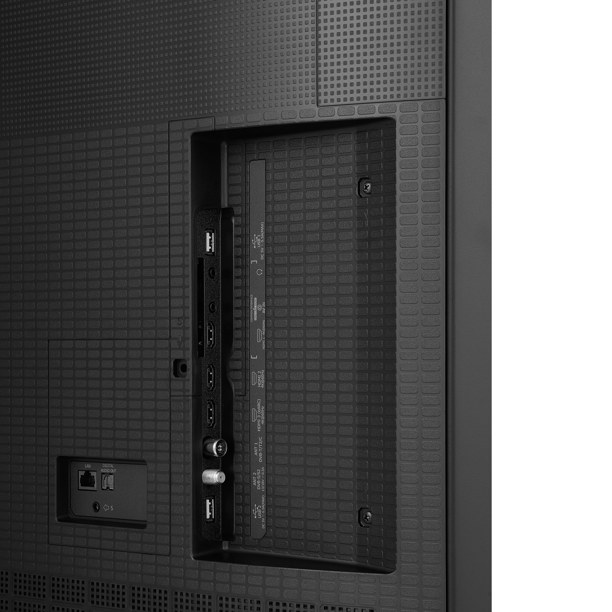 Zbliżenie tylnego panelu telewizora. Posiada porty HDMI, USB, LAN i antenowe, z teksturowaną czarną powierzchnią.