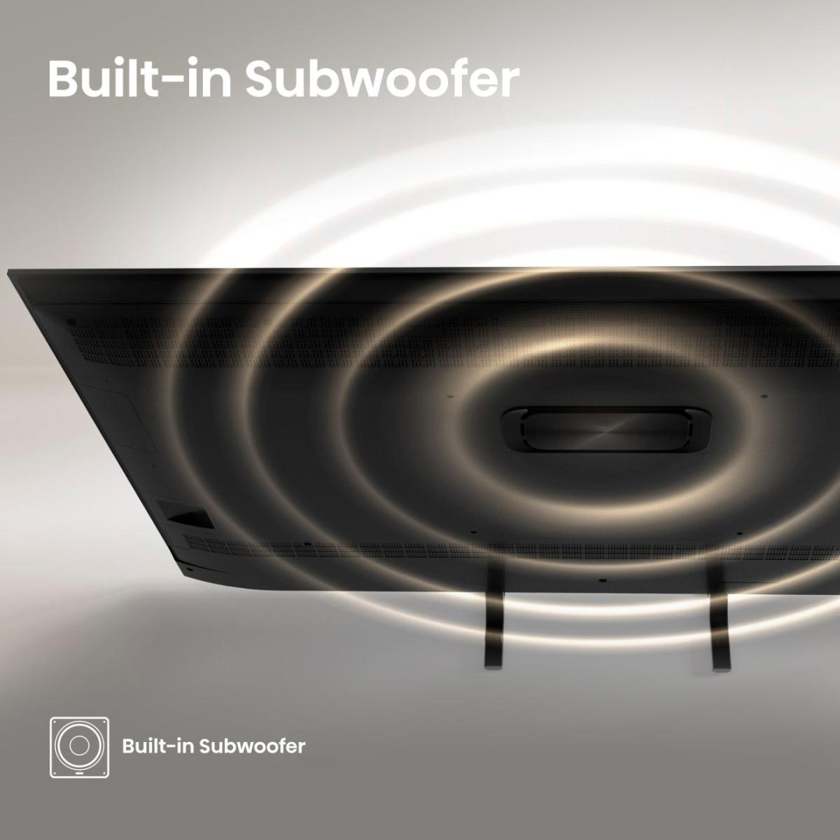 Zbliżenie czarnego telewizora z wbudowanym subwooferem. Wychodzą z niego fale dźwiękowe. Tekst mówi 'Built-in Subwoofer'.