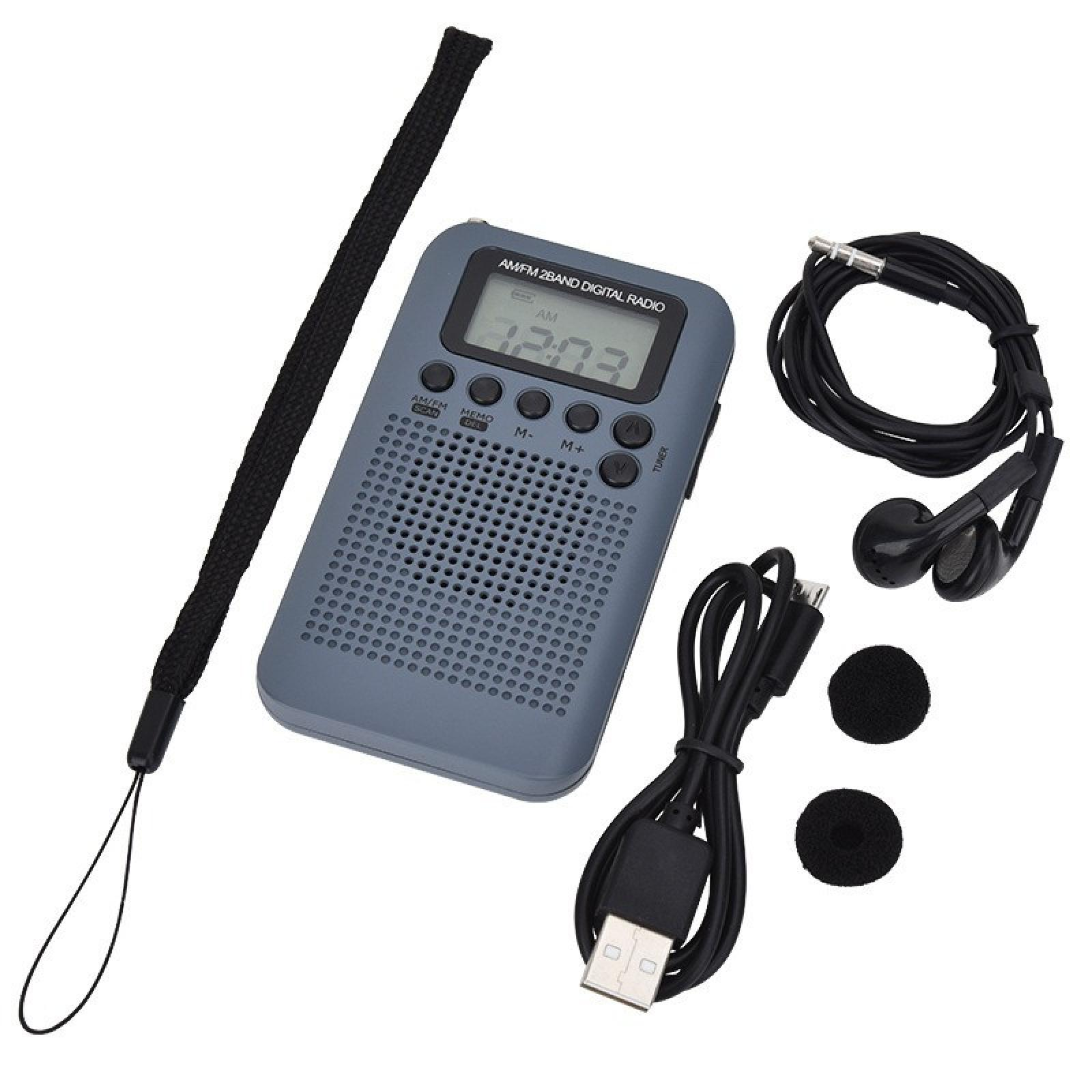 Ein graues AM/FM-Digitalradio mit schwarzem Zubehör: Kopfhörer, USB-Kabel und eine Handschlaufe. Die Uhrzeit 32:03 wird angezeigt.
