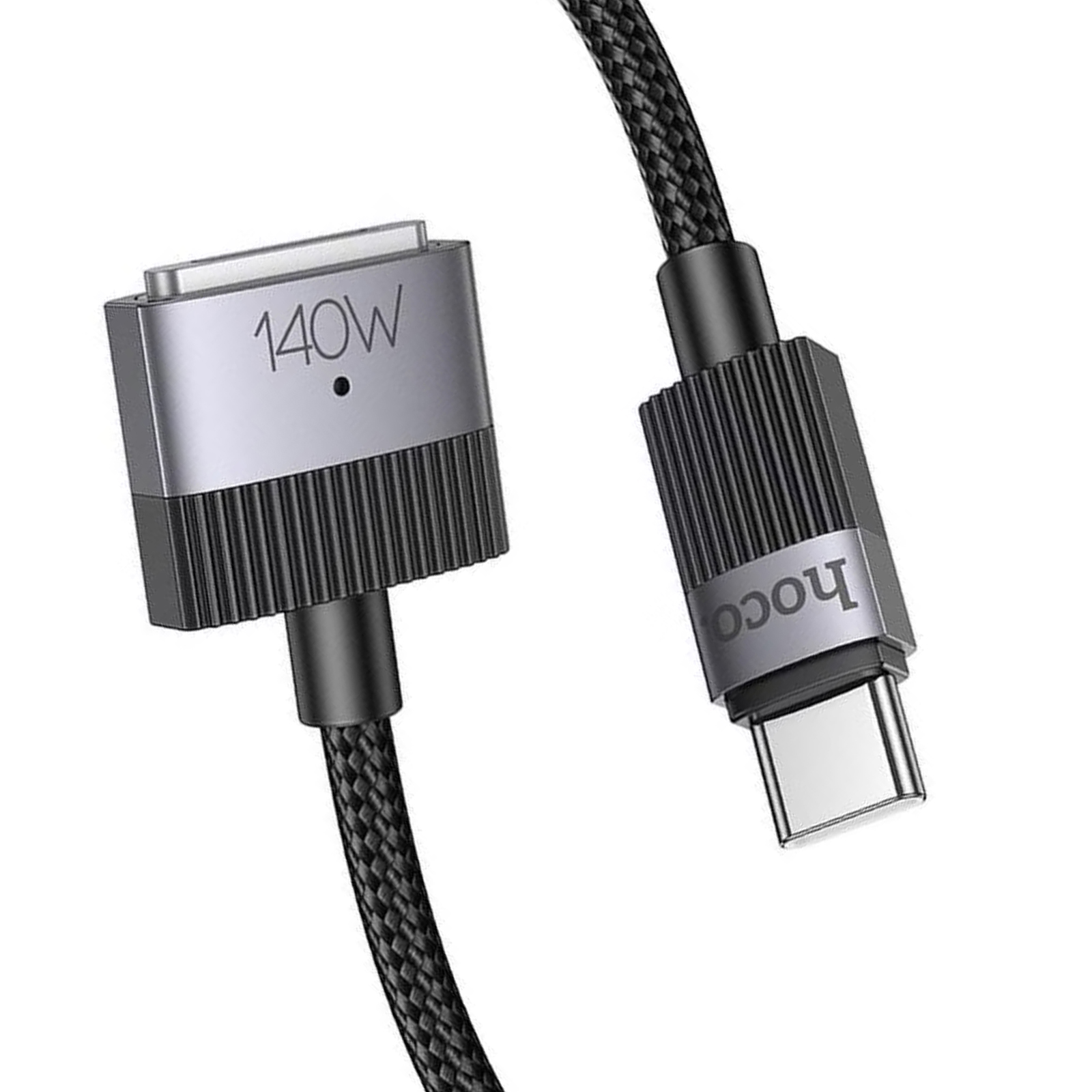 Nahaufnahme eines Ladekabels mit silbernen Anschlüssen und einem schwarzen geflochtenen Kabel. Der Stecker hat die Aufschrift 140W.