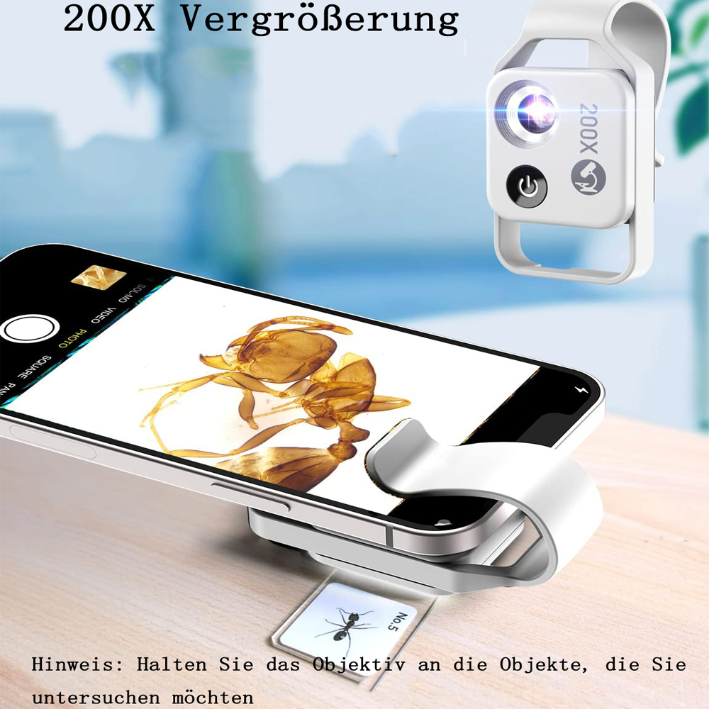 Ein Smartphone mit Mikroskopaufsatz untersucht ein Präparat. Ein weißes Mikroskop ist am Telefon befestigt. Das Bild zeigt eine Ameise.