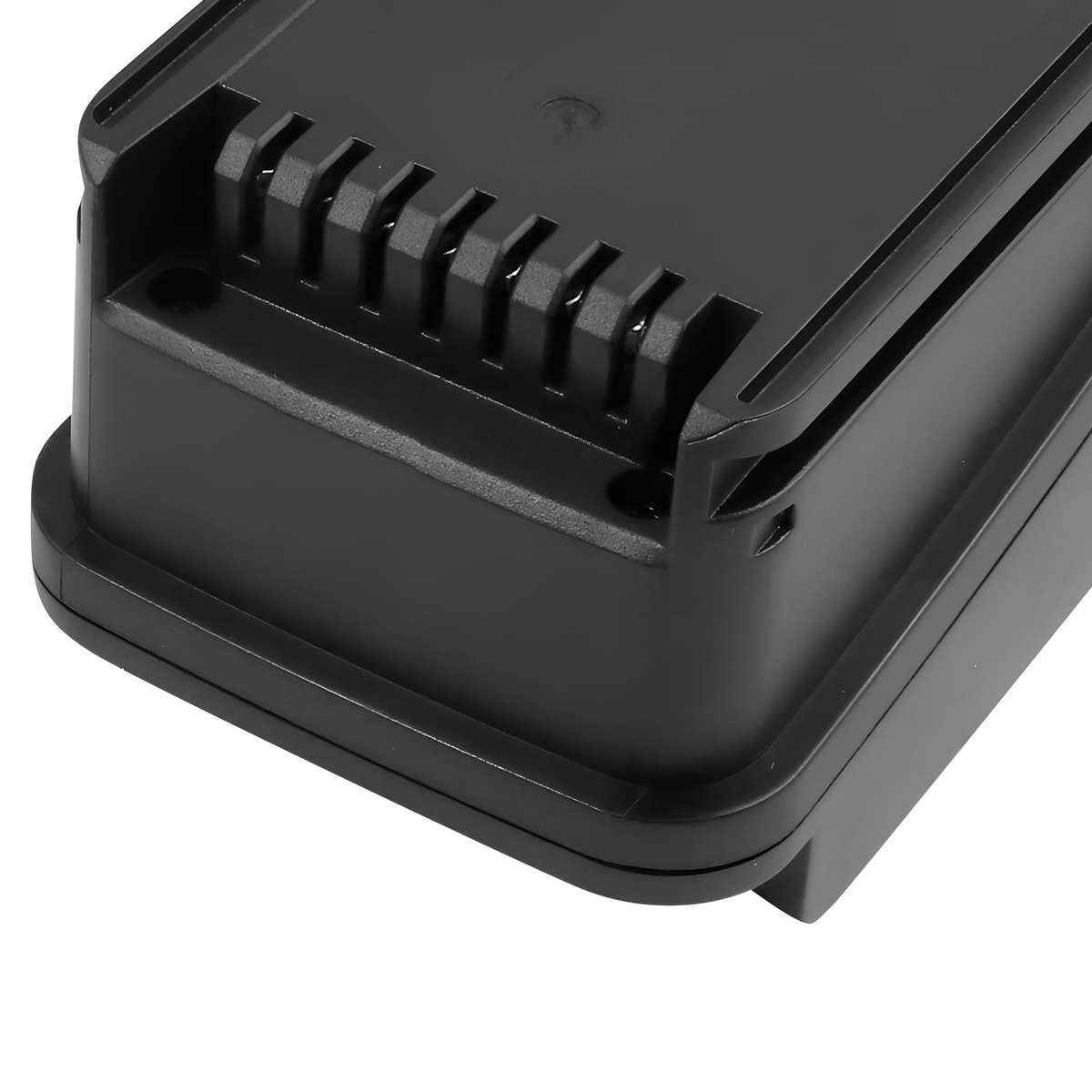 Gros plan d'un appareil rectangulaire noir. Il a une section supérieure striée et un corps lisse en forme de boîte.