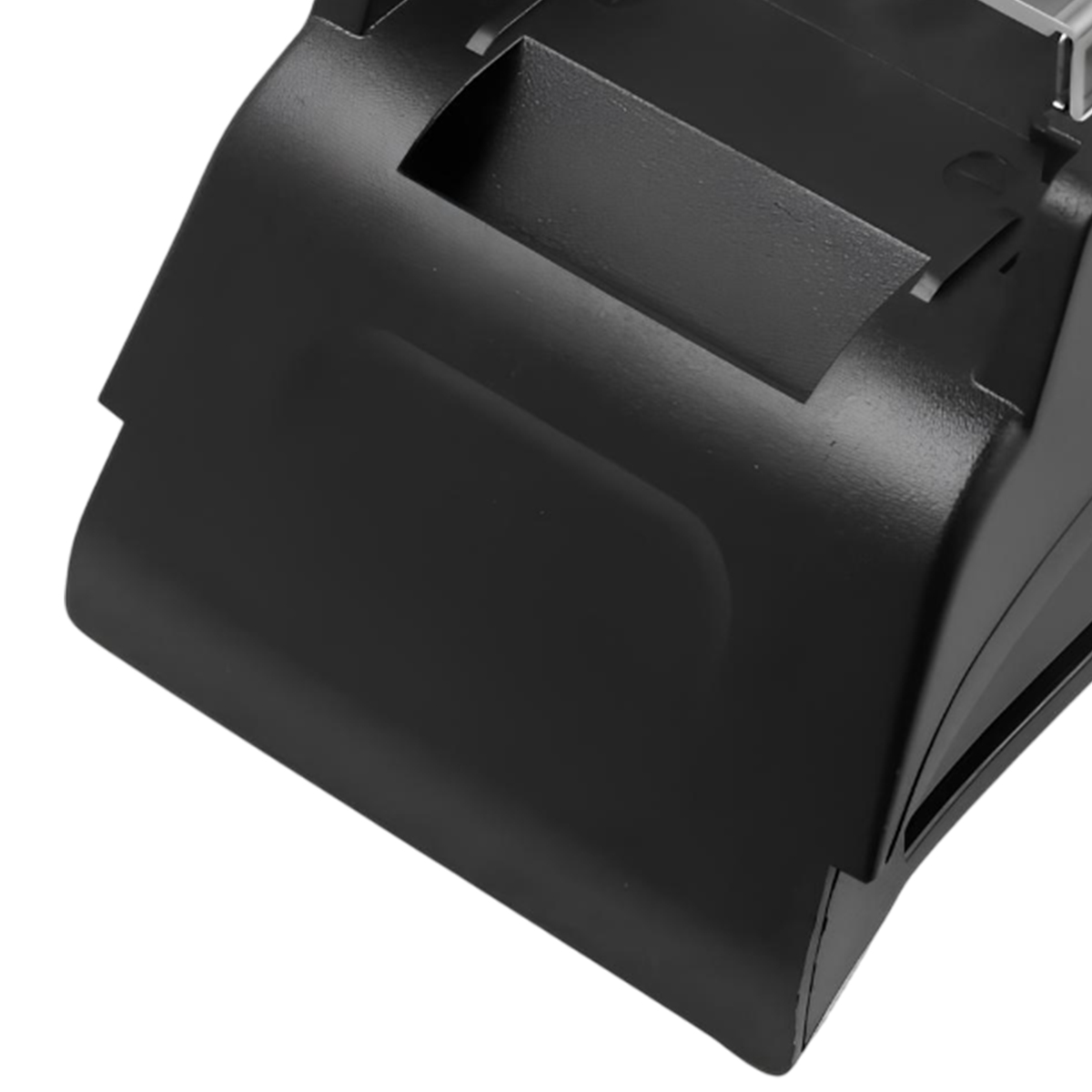 Gros plan d'un objet noir, peut-être une partie d'une machine. Il a une surface incurvée et brillante et une ouverture rectangulaire.