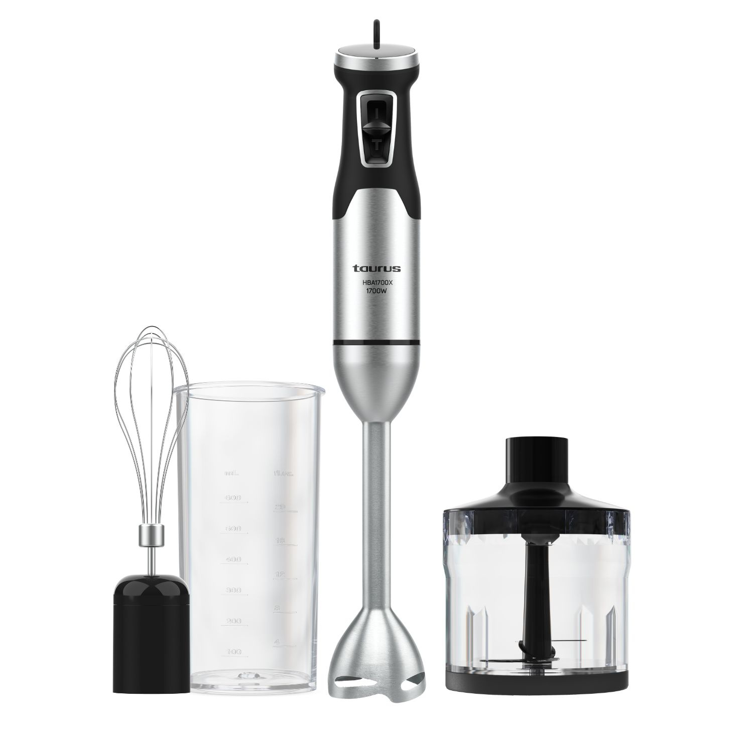 Una batidora de inmersión Taurus HBA1700X con accesorios: batidor, vaso y accesorio picador. La batidora es plateada y negra.