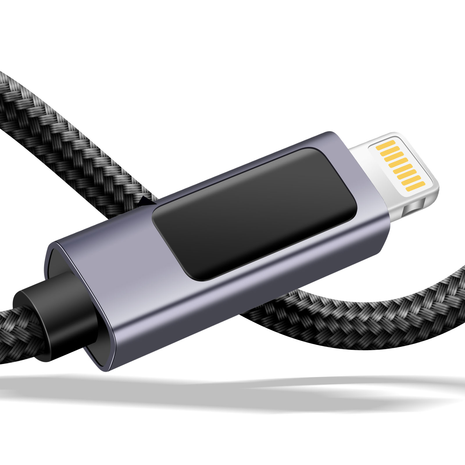 Gros plan d'un câble de chargement avec connecteur argenté et câble tressé noir sur fond blanc.