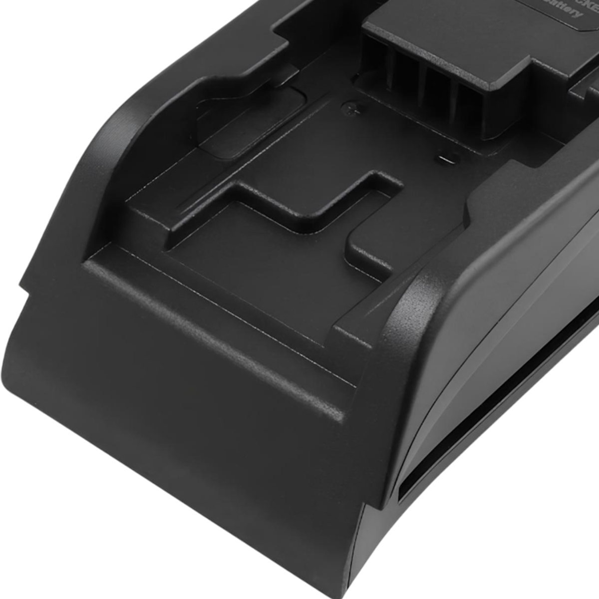 Nahaufnahme eines schwarzen Batterieladegeräts. Es hat eine Aussparung mit komplexer Form und eine abgeschrägte Vorderkante.