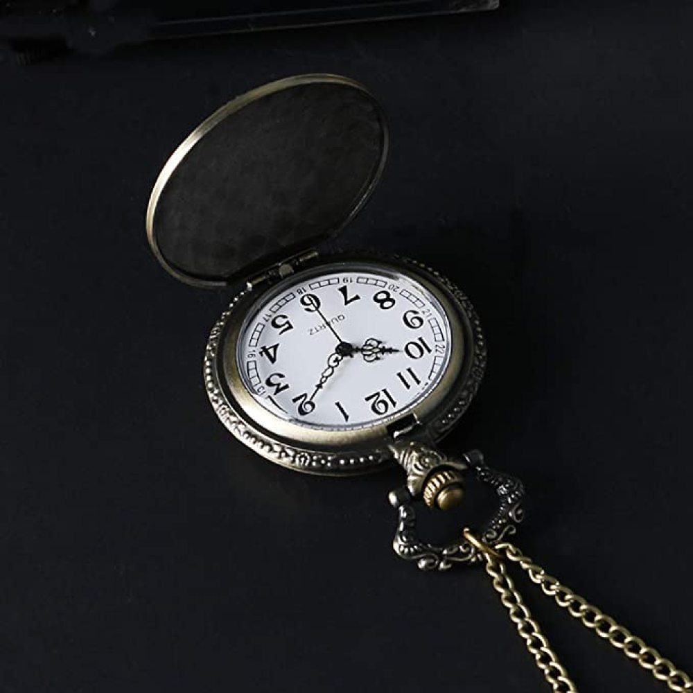 Geöffnete Taschenuhr auf schwarzer Oberfläche. Weißes Zifferblatt mit schwarzen Zahlen und Zeigern. Goldene Kette und verzierter Rahmen. Deckel offen.