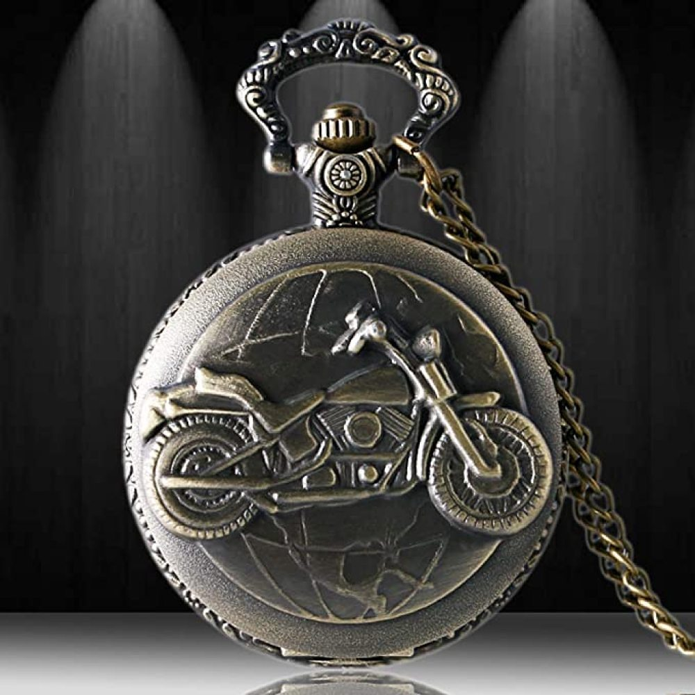 Eine bronzefarbene Taschenuhr mit einem Motorrad auf einem Globus. Sie hat einen verzierten Griff und eine Kette, vor dunklem Hintergrund.