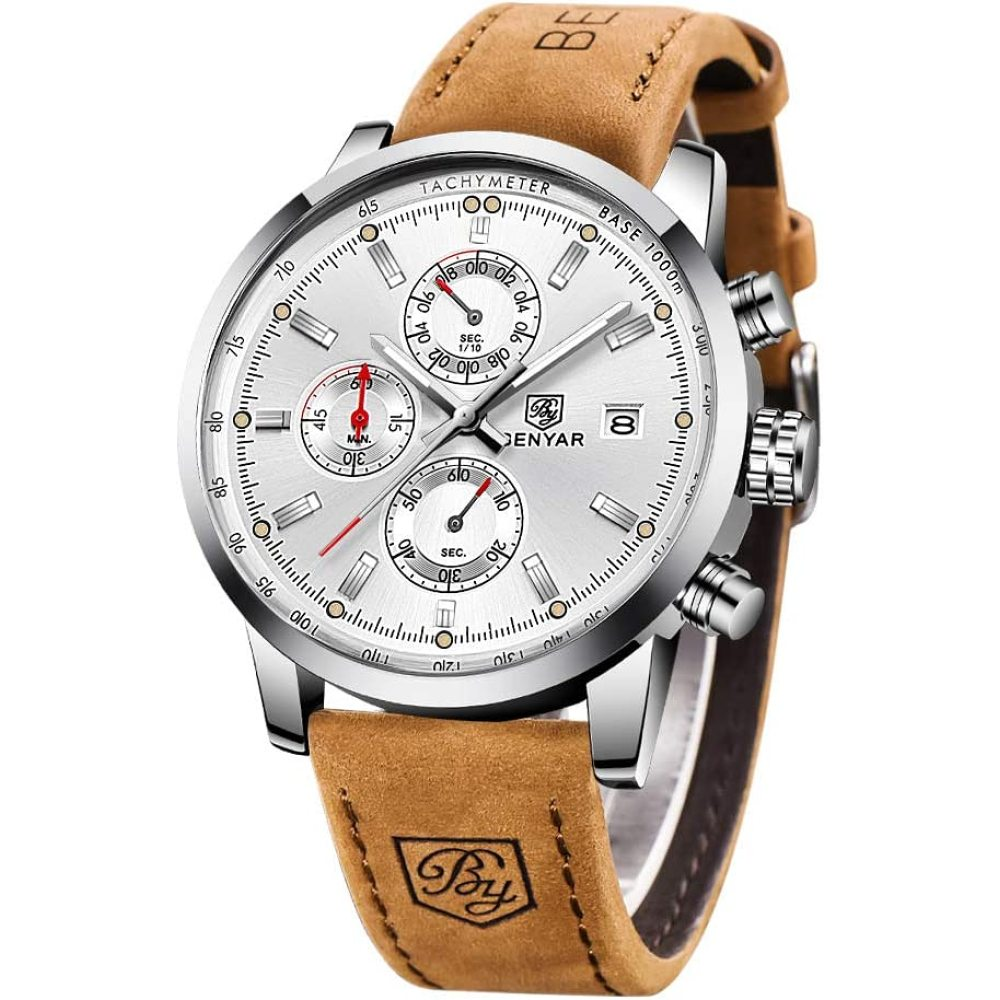 Silberne Uhr mit weißem Zifferblatt, braunem Lederarmband und mehreren Zifferblättern. Zeigt die Uhrzeit und hat eine Stoppuhrfunktion.