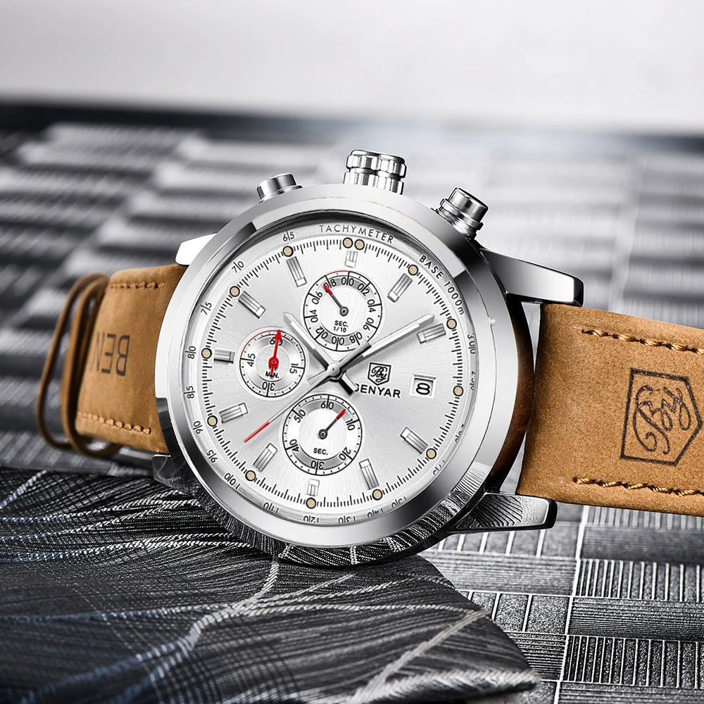 Eine silberne BENYAR-Uhr mit braunem Lederarmband. Die Uhr hat mehrere Zifferblätter und eine Datumsanzeige. Der Hintergrund ist strukturiert.