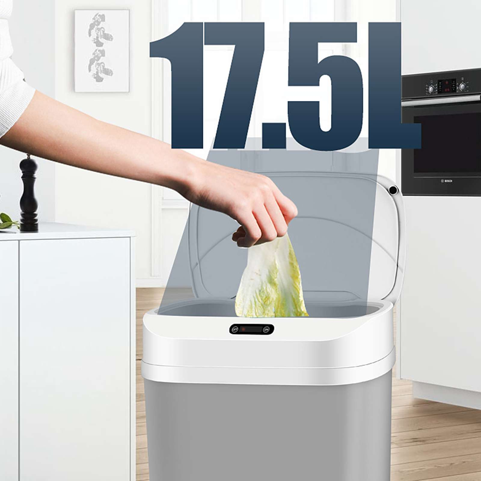 Eine Hand legt ein Blatt in einen grauen, intelligenten Mülleimer. Über dem Mülleimer steht die Zahl 17,5L.