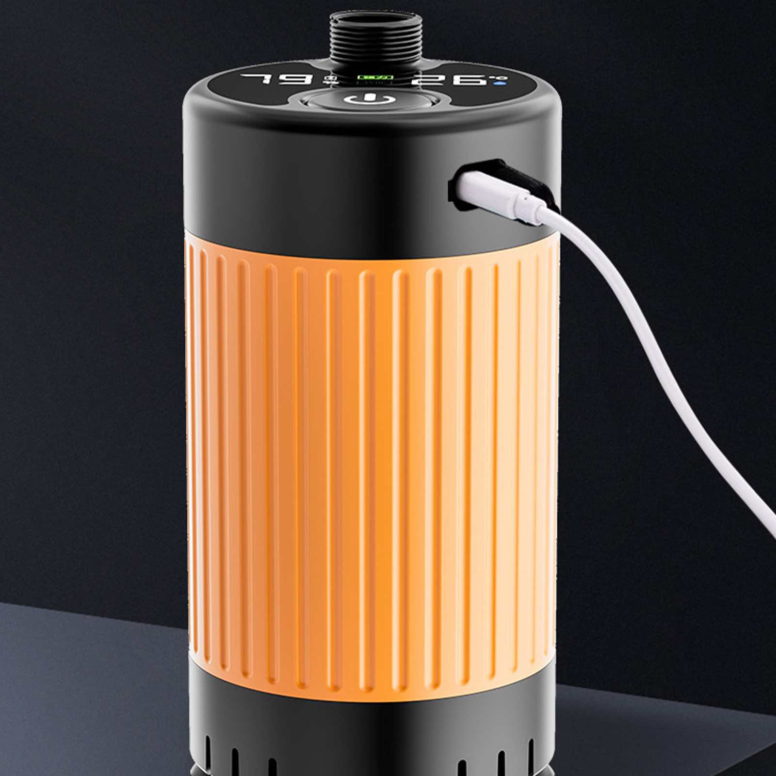 Ein orangefarbener und schwarzer Zylinder mit Digitalanzeige. Ein weißes Kabel ist seitlich eingesteckt.