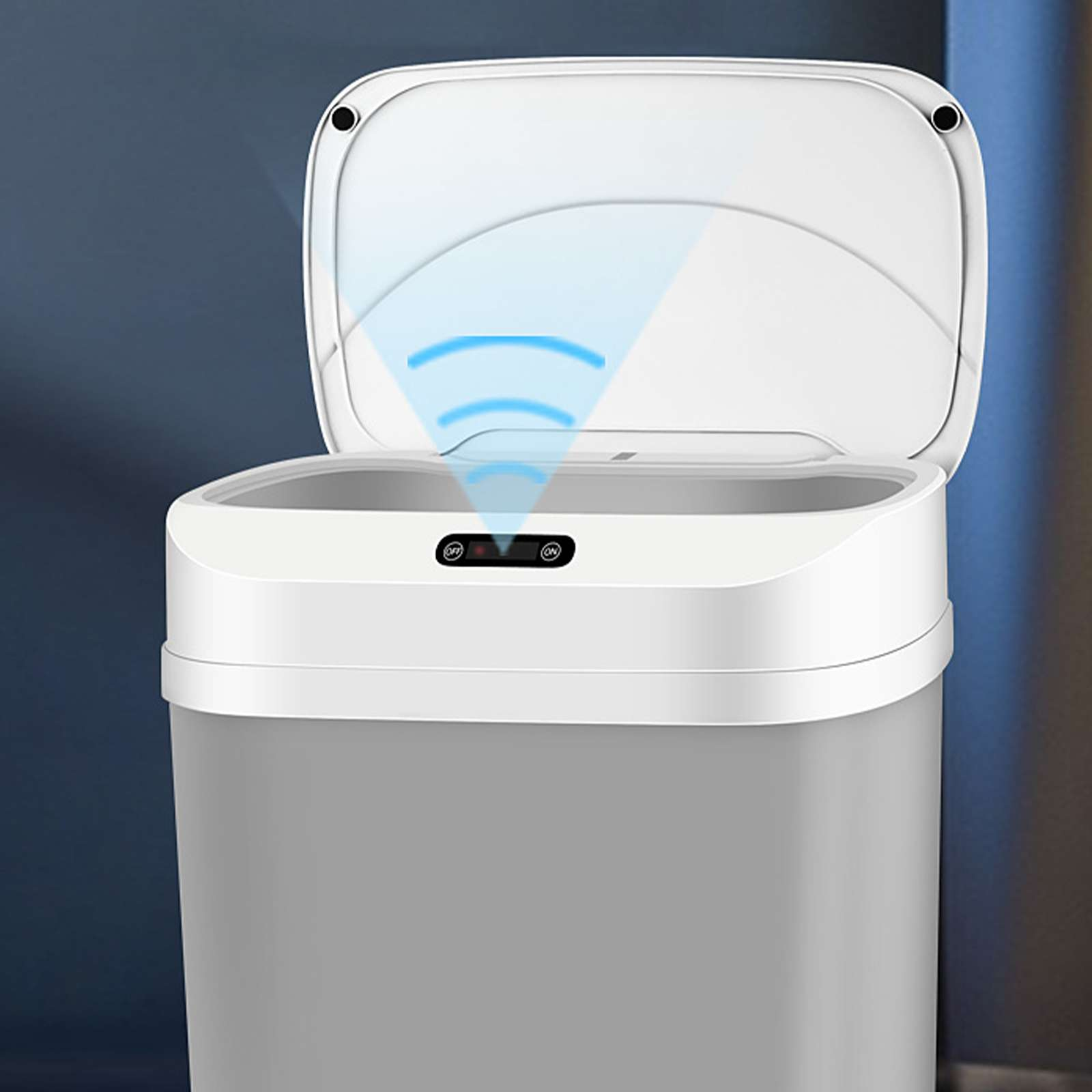Weißer automatischer Mülleimer mit Sensor. Der Deckel ist geöffnet, blaue Sensorwellen sind sichtbar.