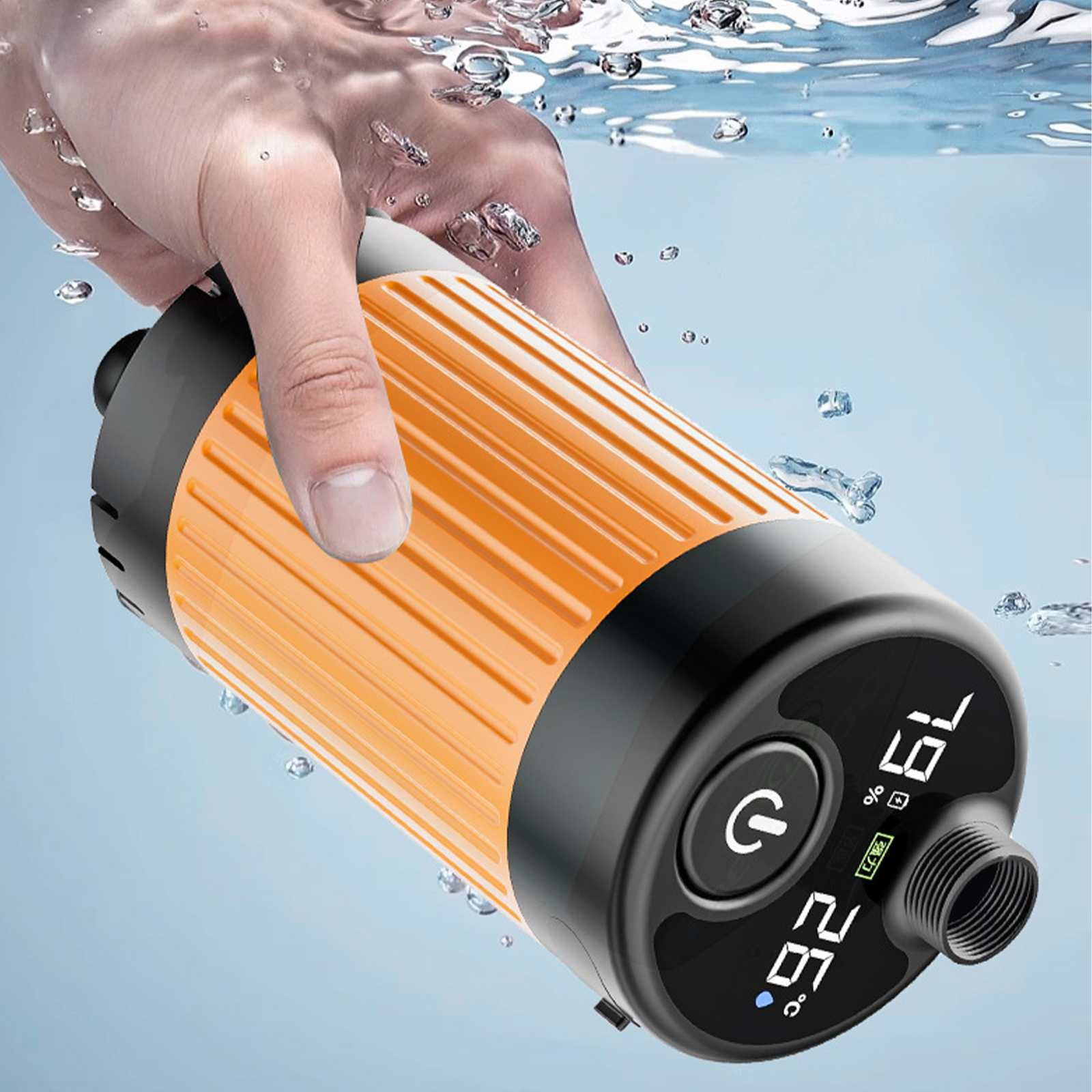 Eine Hand hält eine orangefarbene und schwarze Wasserpumpe unter Wasser. Die Pumpe zeigt Temperatur und Akkulaufzeit an. Wassertropfen sind sichtbar.