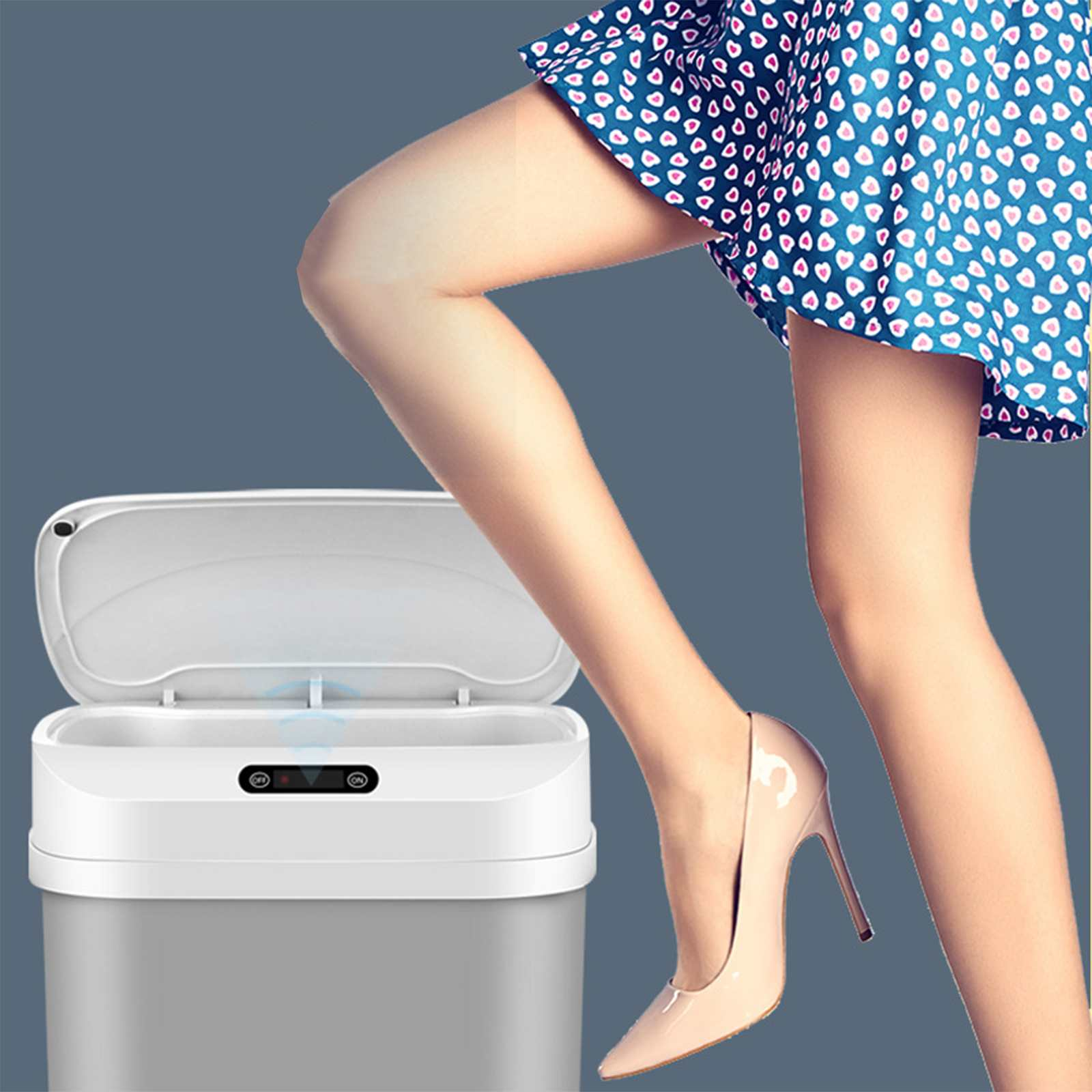 Das Bein einer Frau in High Heels befindet sich in der Nähe eines offenen, automatischen Mülleimers. Sie trägt ein blaues Kleid mit weißen Herzen.