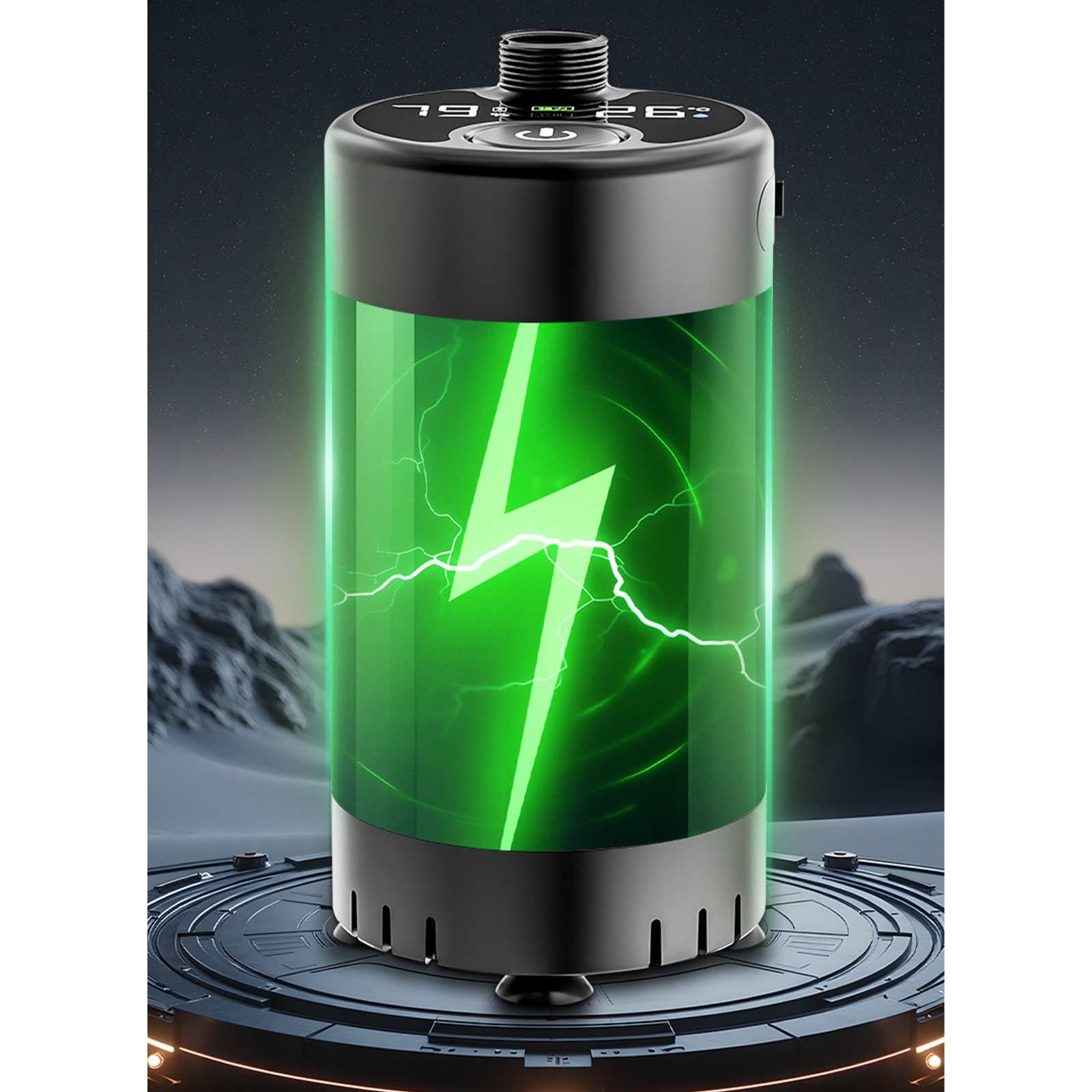 Eine grün leuchtende Batterie mit Blitzsymbol, vor sternenübersätem Himmel. Sie steht auf einer Plattform.