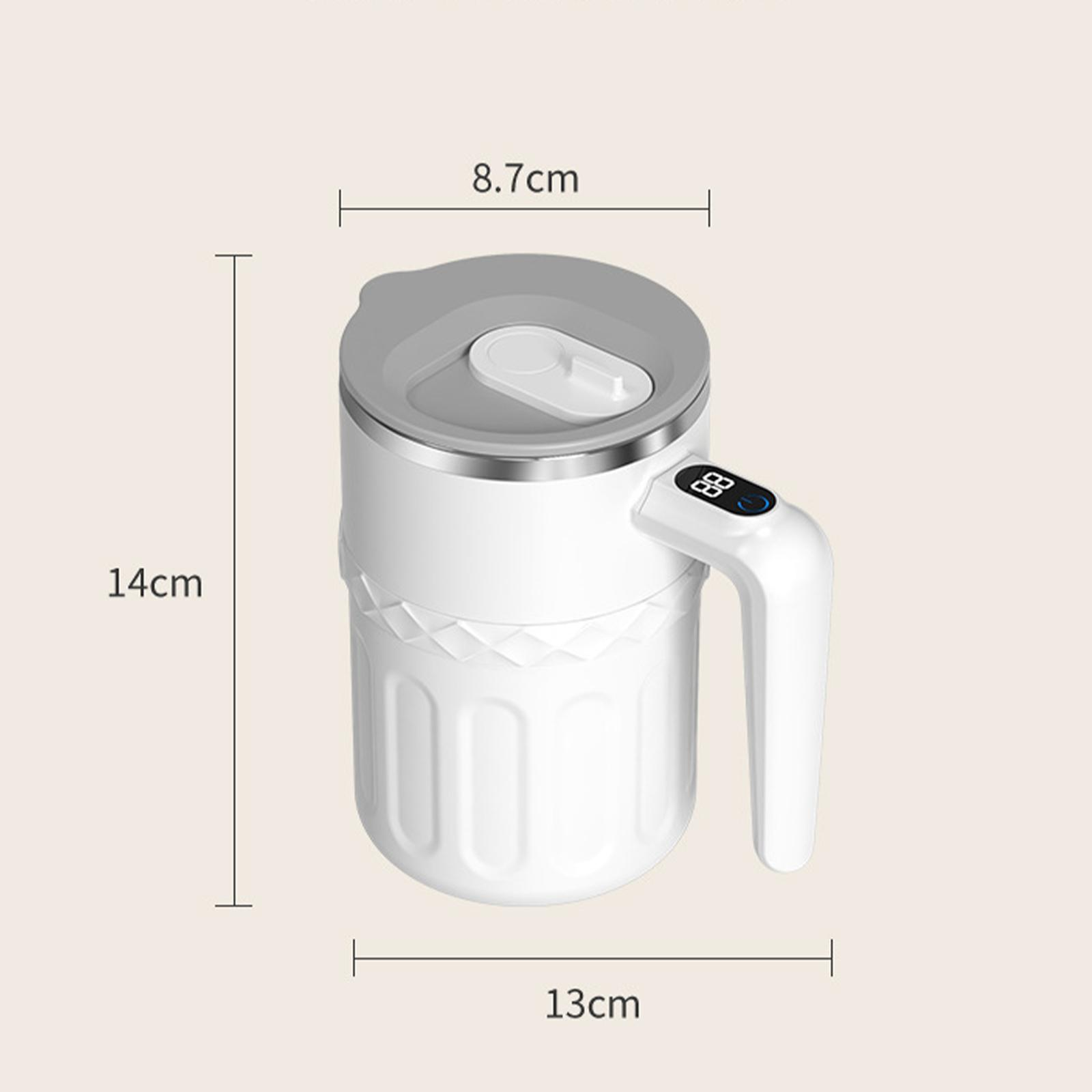 Weißer elektrischer Wasserkocher mit Griff, grauem Deckel, Maße beschriftet. Der Hintergrund ist beige.