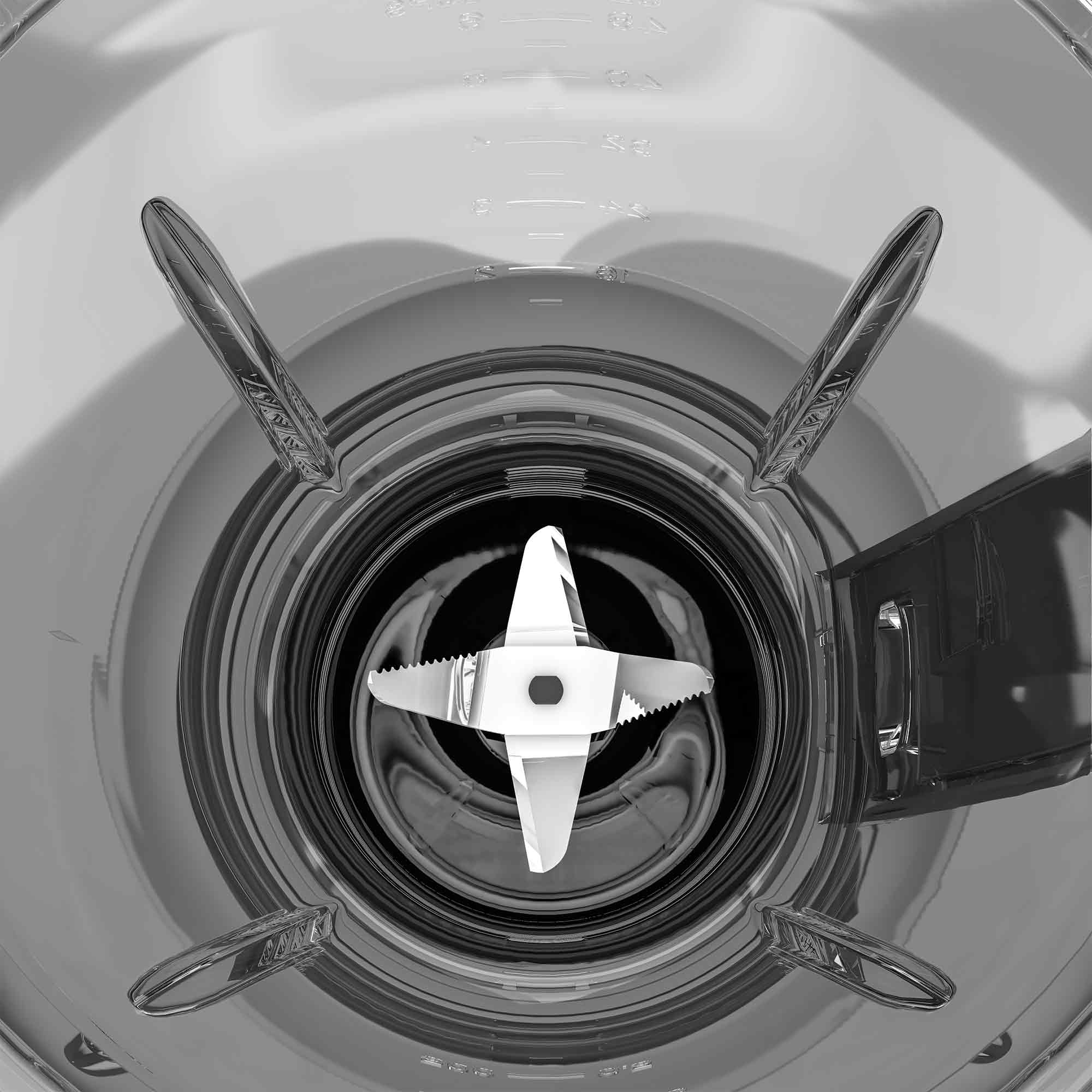 Im Inneren eines Mixers befindet sich eine silberne Klinge am Boden. Das Innere und Äußere des Mixers sind reflektierend, mit Messmarkierungen.
