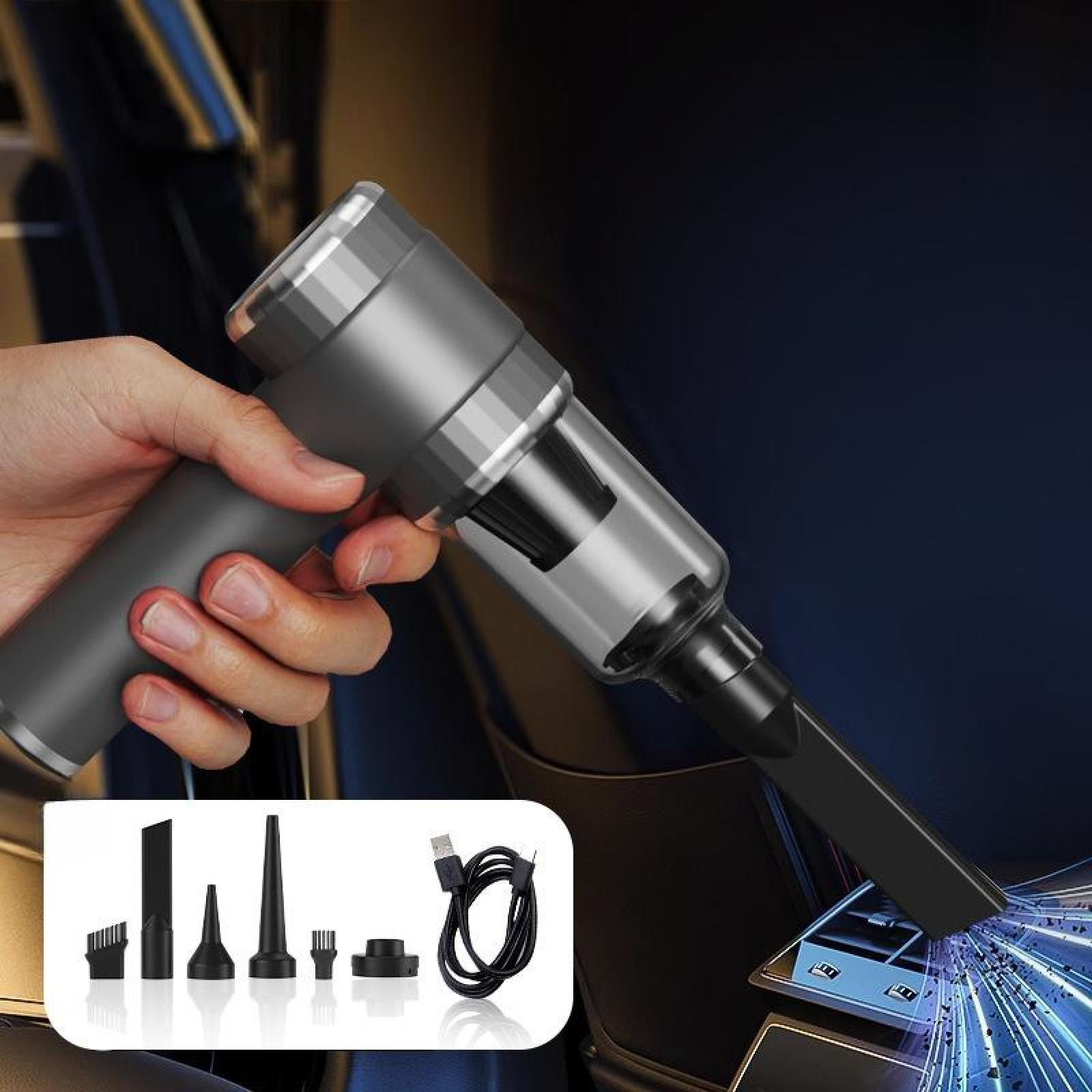 Eine Hand, die einen grauen Autostaubsauger hält, mit Zubehör und einem USB-Kabel. Der Staubsauger reinigt einen Autoinnenraum.