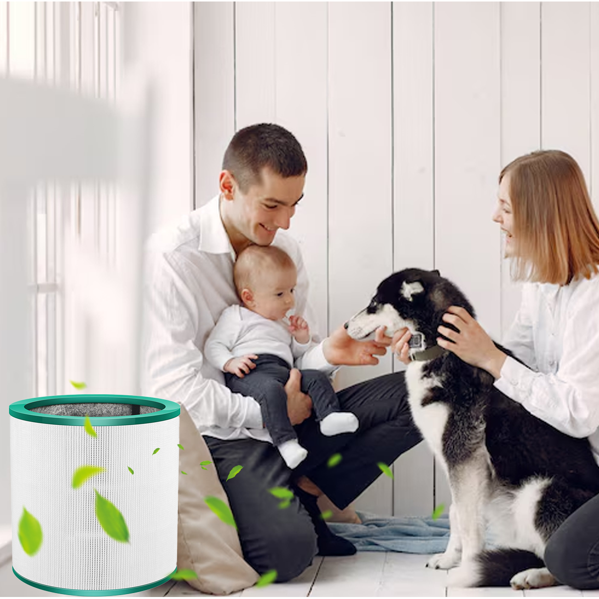Eine Familie mit Baby und Hund. Ein Mann hält das Baby. Eine Frau streichelt den Hund. Ein Luftfilter ist im Vordergrund.