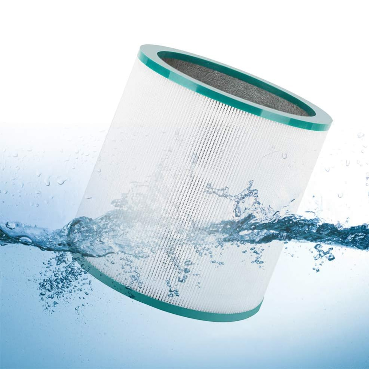 Ein weißer zylindrischer Luftfilter mit grünem Rand ist in Wasser getaucht, wodurch Spritzer und Blasen vor blauem Hintergrund entstehen.