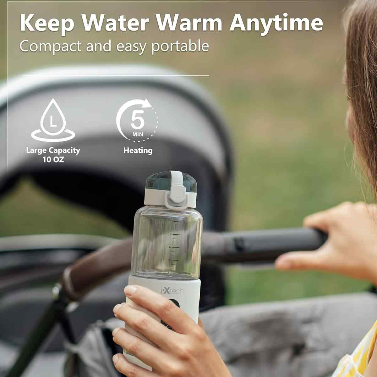 Eine Frau hält einen tragbaren Wasserwärmer in der Nähe eines Kinderwagens. Das Gerät ist weiß und transparent, hat ein Fassungsvermögen von 10 oz und heizt in 5 Minuten.