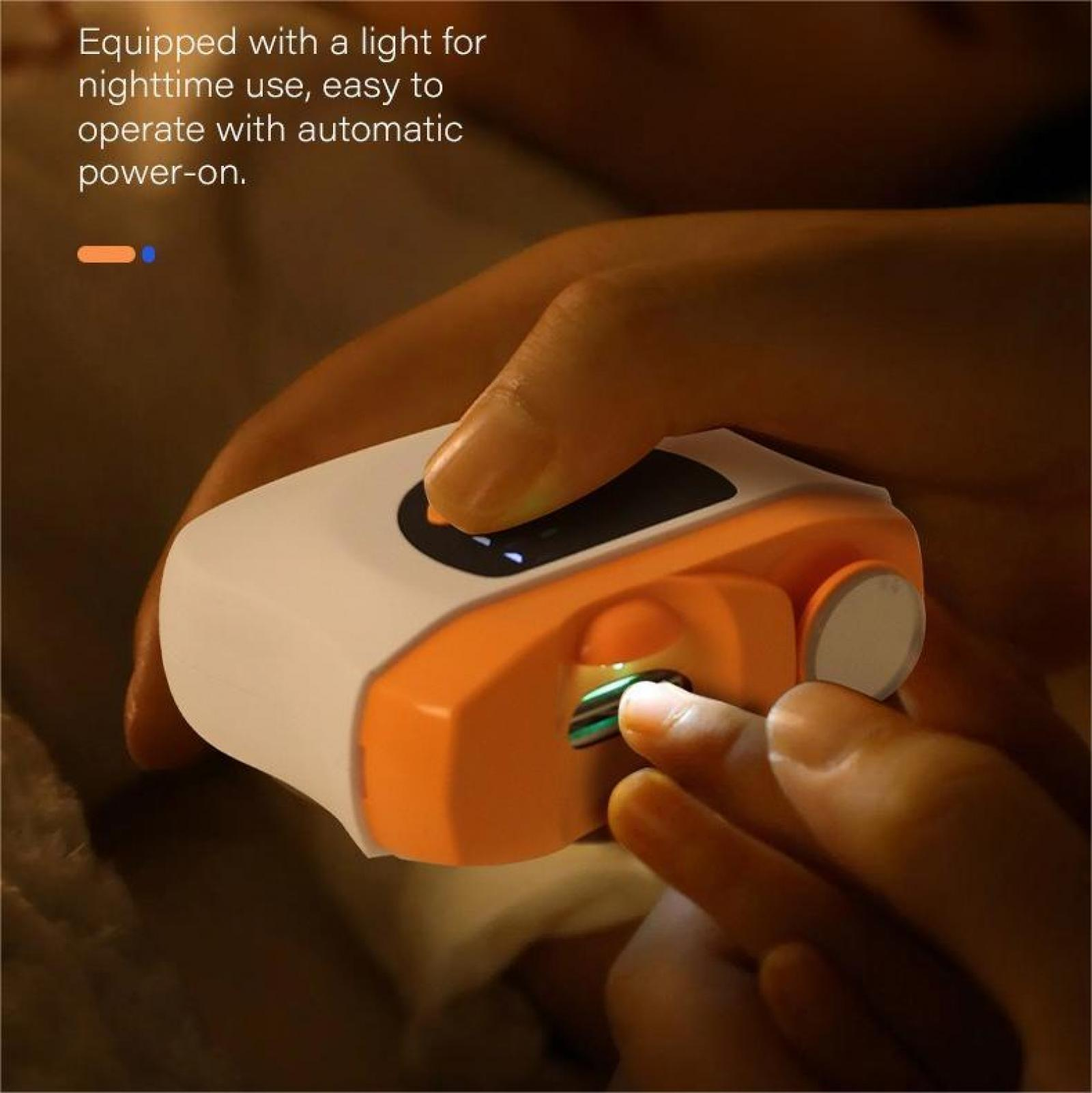 Eine Hand hält ein Gerät mit orangefarbenen und weißen Teilen. Ein Finger berührt den Sensor.