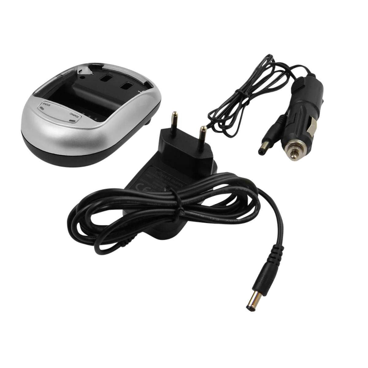 Un chargeur avec plusieurs composants : une base de chargement argentée et noire, un adaptateur secteur noir et un adaptateur de chargeur de voiture.