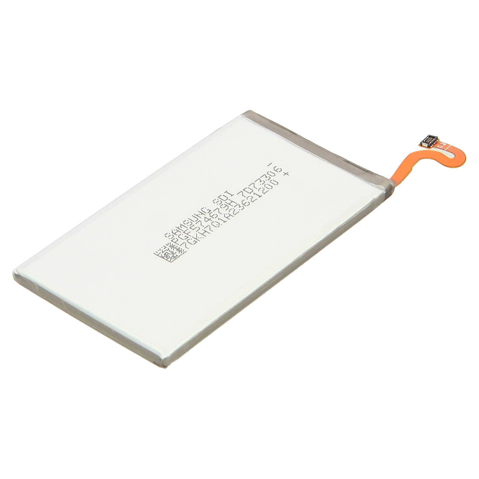 Ein weißer rechteckiger Akku mit Aufdruck und ein orangefarbenes Flachbandkabel mit einem kleinen schwarzen Stecker.