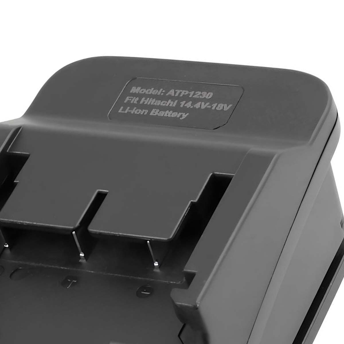 Ein dunkelgraues Batterieladegerät mit Text: Model: ATP1230, Fit Hitachi 14.4V-18V Li-Ion Battery. Nahaufnahme.