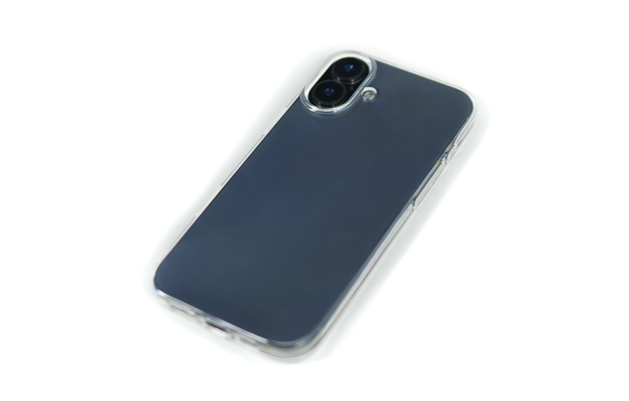 Ein dunkelblaues Smartphone mit durchsichtiger Hülle liegt auf weißem Untergrund. Die Kameralinsen sind oben sichtbar.