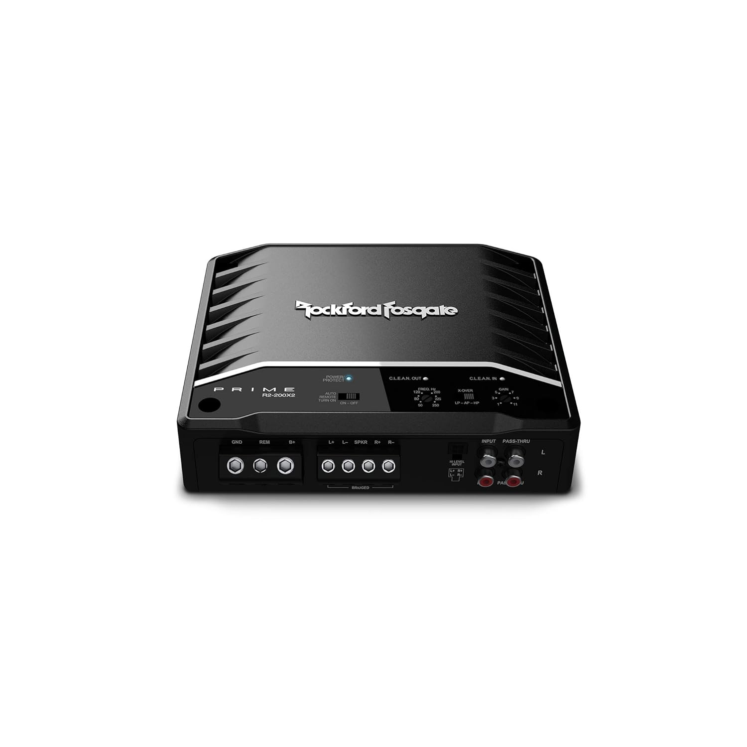 Schwarzer Rockford Fosgate Verstärker. Er hat verschiedene Eingangs-/Ausgangsanschlüsse und Steuerungskennzeichnungen. Modell R2-200X2. Hintergrund weiß.