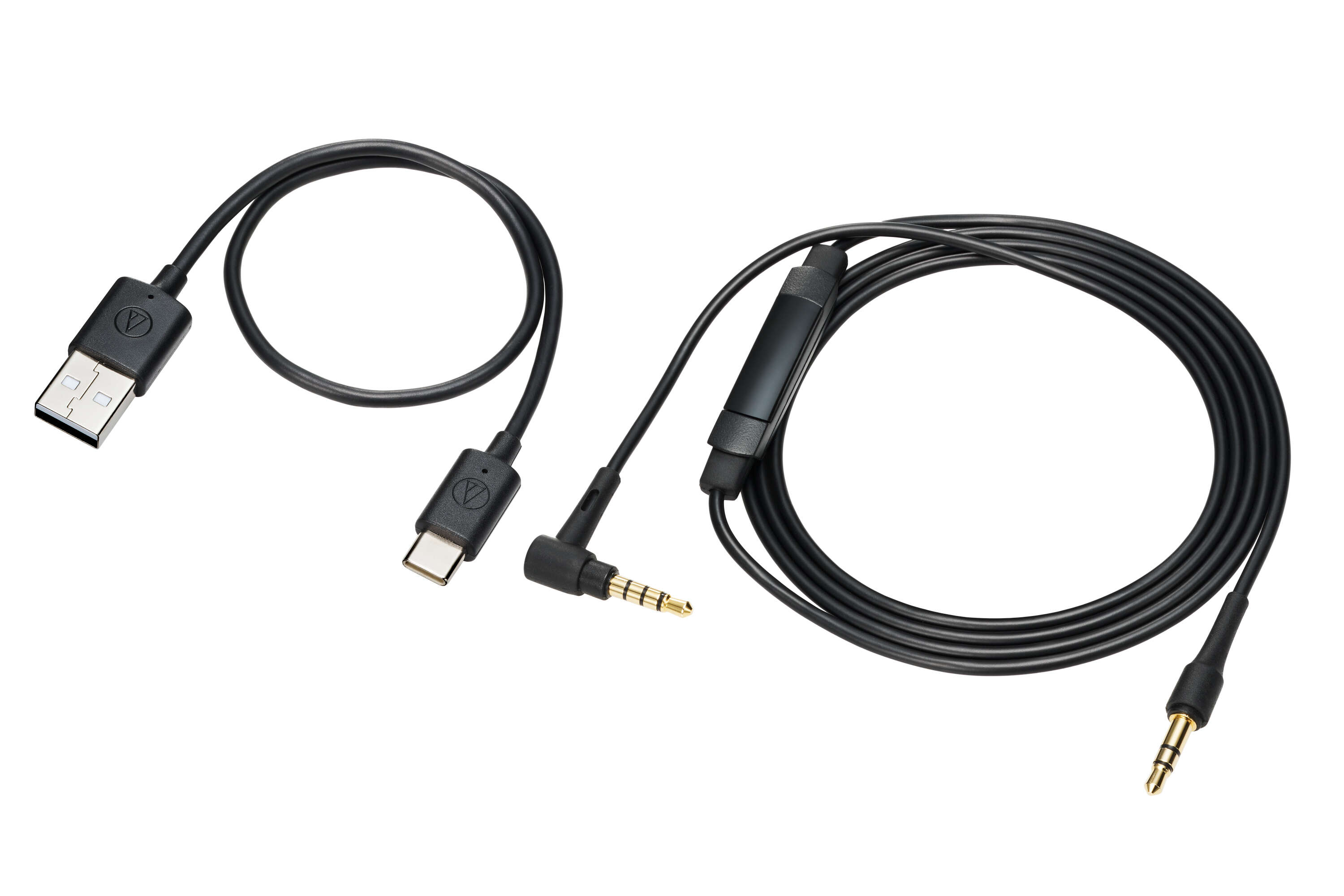 Czarne kable audio z wtyczkami USB, USB-C, 3,5 mm i kontrolkami na białym tle.