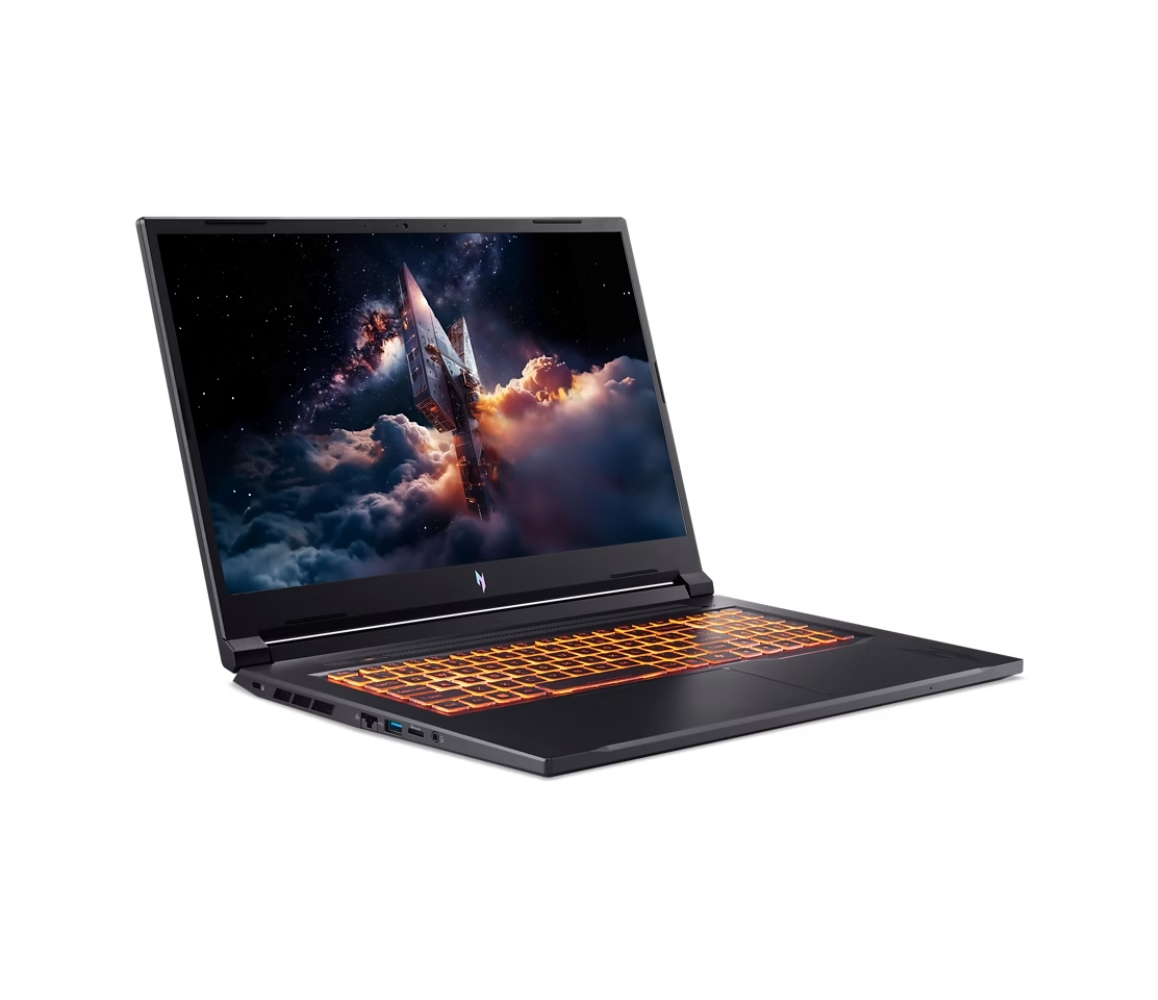 Laptop nero con tastiera arancione illuminata. Lo schermo mostra un'astronave nello spazio con nuvole. Il laptop è su sfondo bianco.
