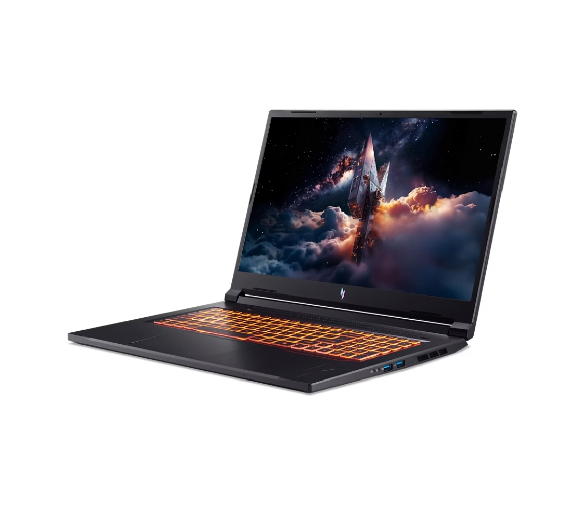 Un laptop nero con tastiera retroilluminata arancione. Lo schermo mostra un'astronave tra le nuvole. Sfondo bianco.
