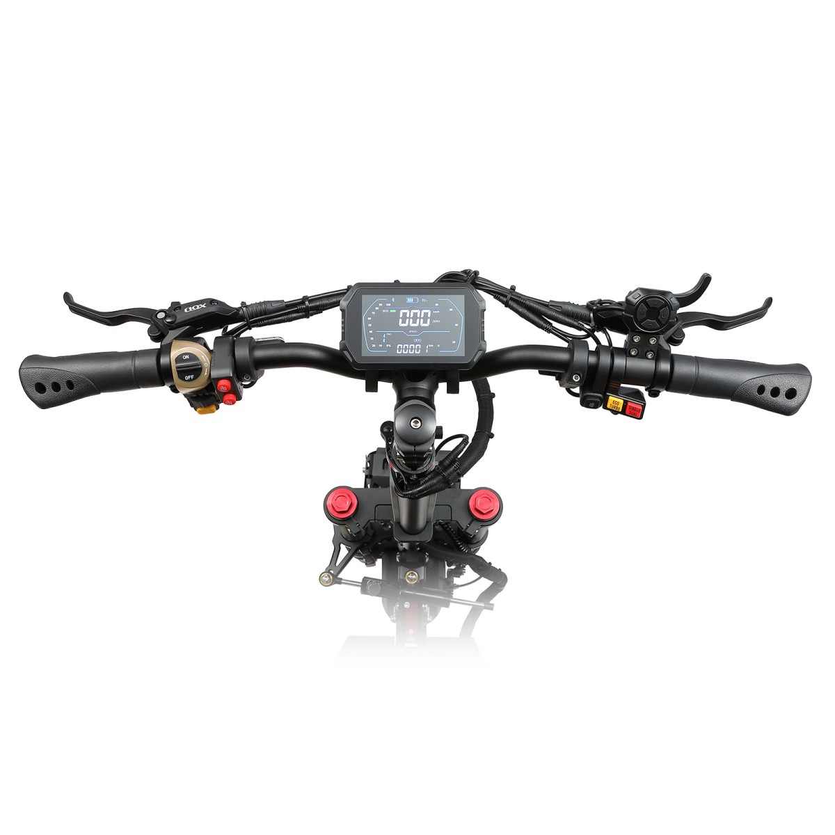 Zbliżenie kierownicy skutera. Posiada cyfrowy wyświetlacz, dźwignie, przyciski i uchwyty na białym tle.