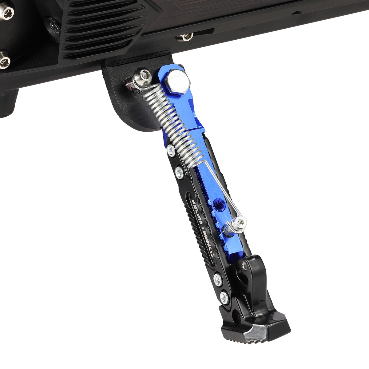 Podpórka motocyklowa jest rozłożona. Jest niebiesko-czarna ze srebrną sprężyną i śrubami. Tło jest białe.